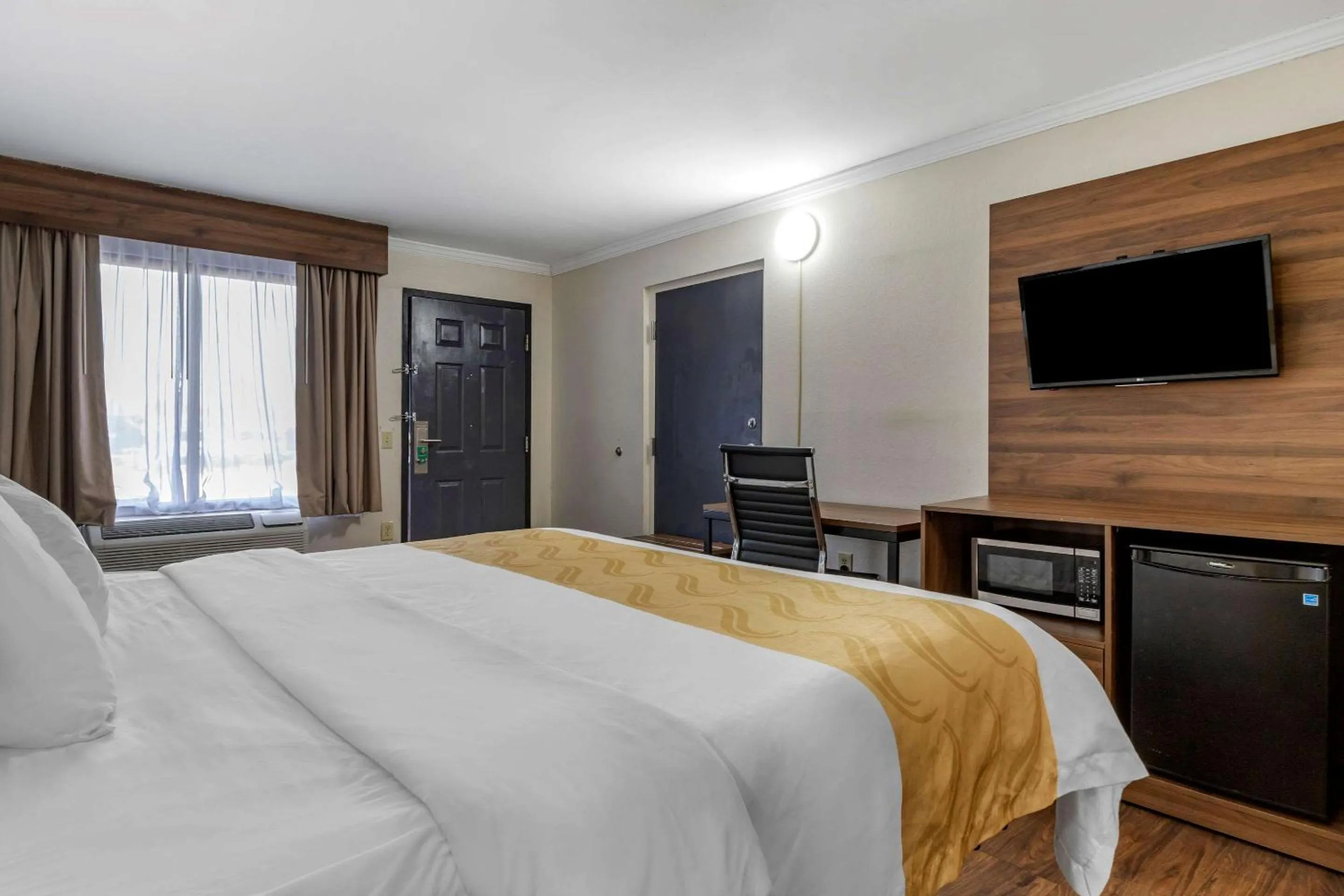 Bedroom, Bed in Quality Inn & Suites Ft Jackson Maingate