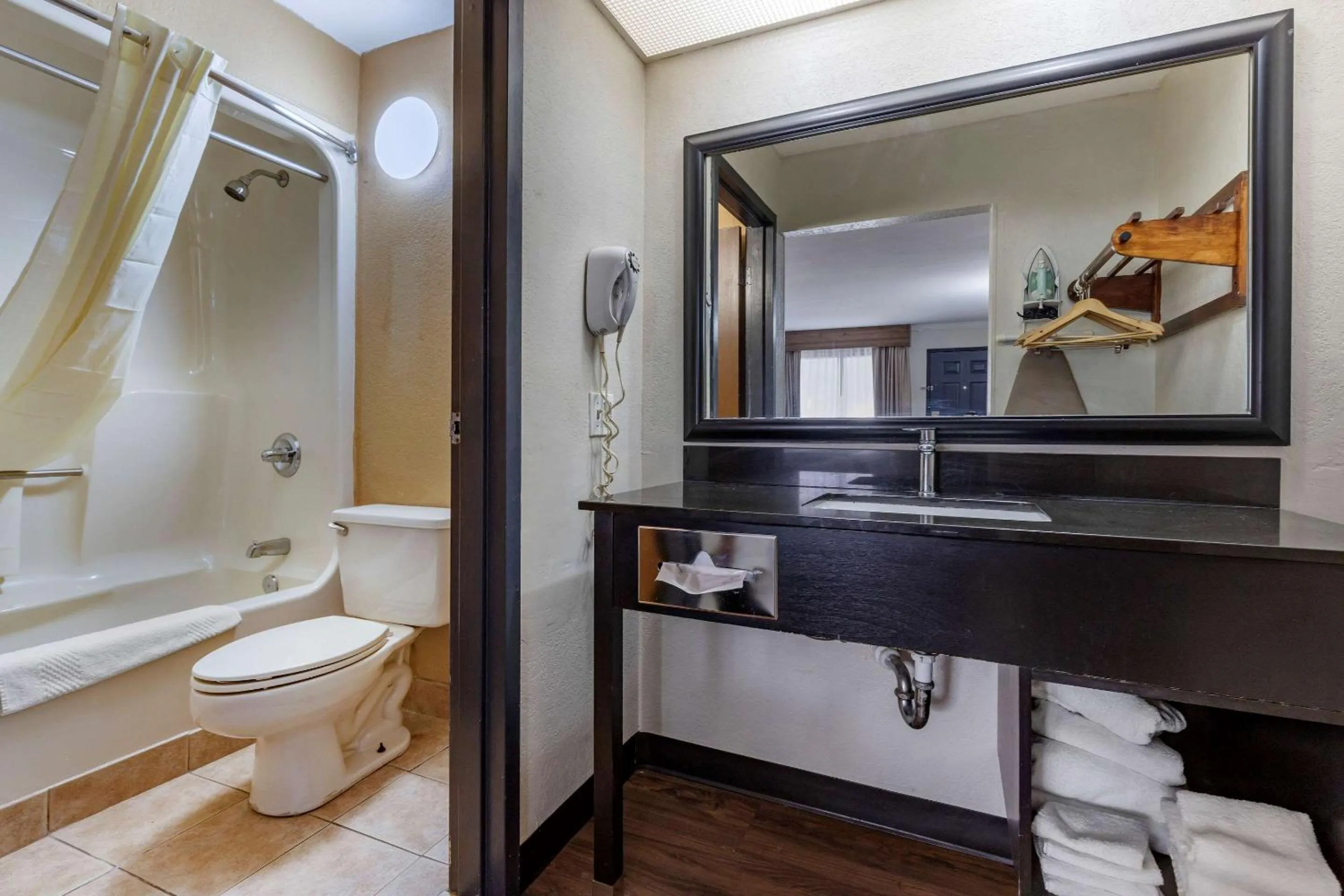 Bedroom in Quality Inn & Suites Ft Jackson Maingate