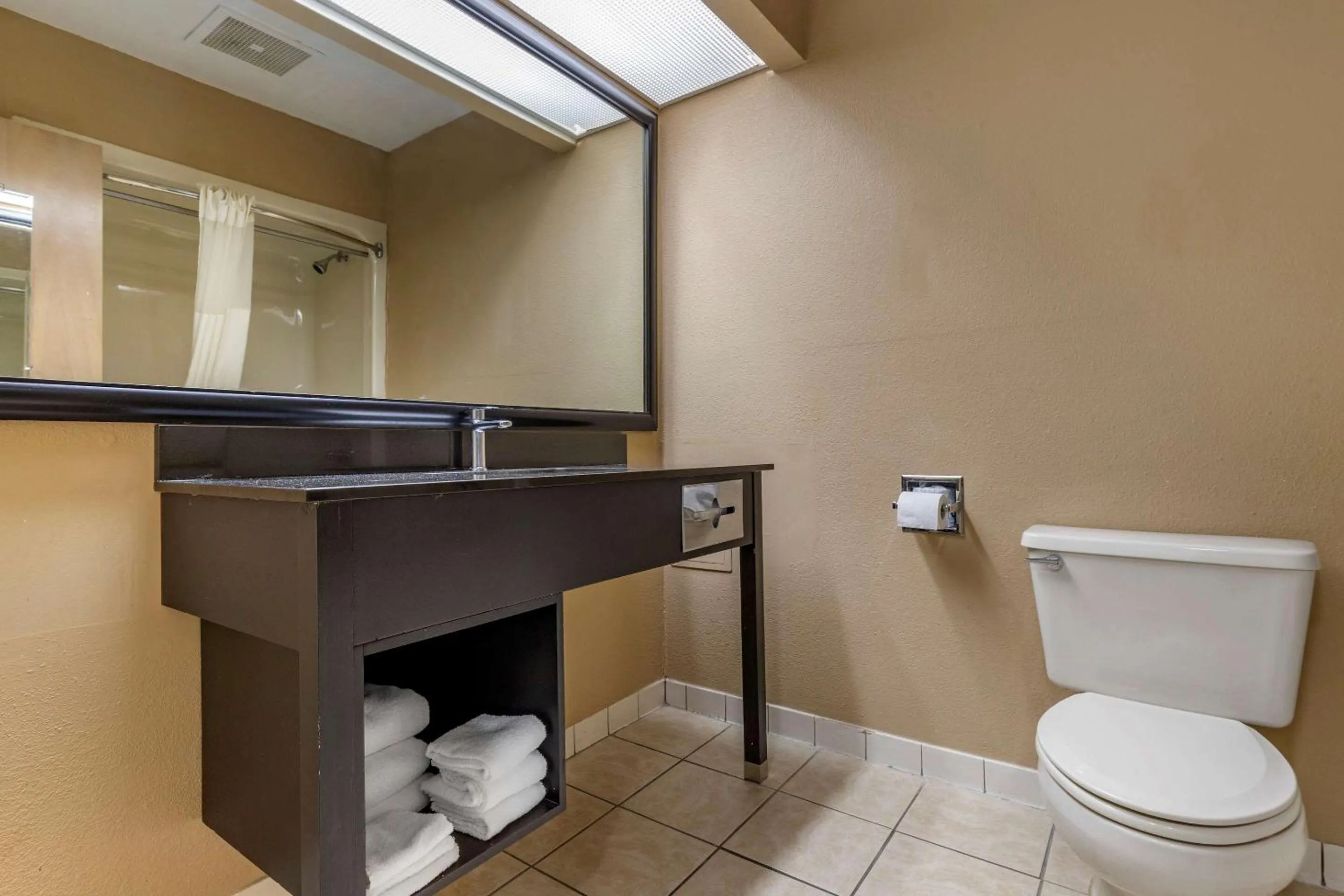 Bedroom in Quality Inn & Suites Ft Jackson Maingate