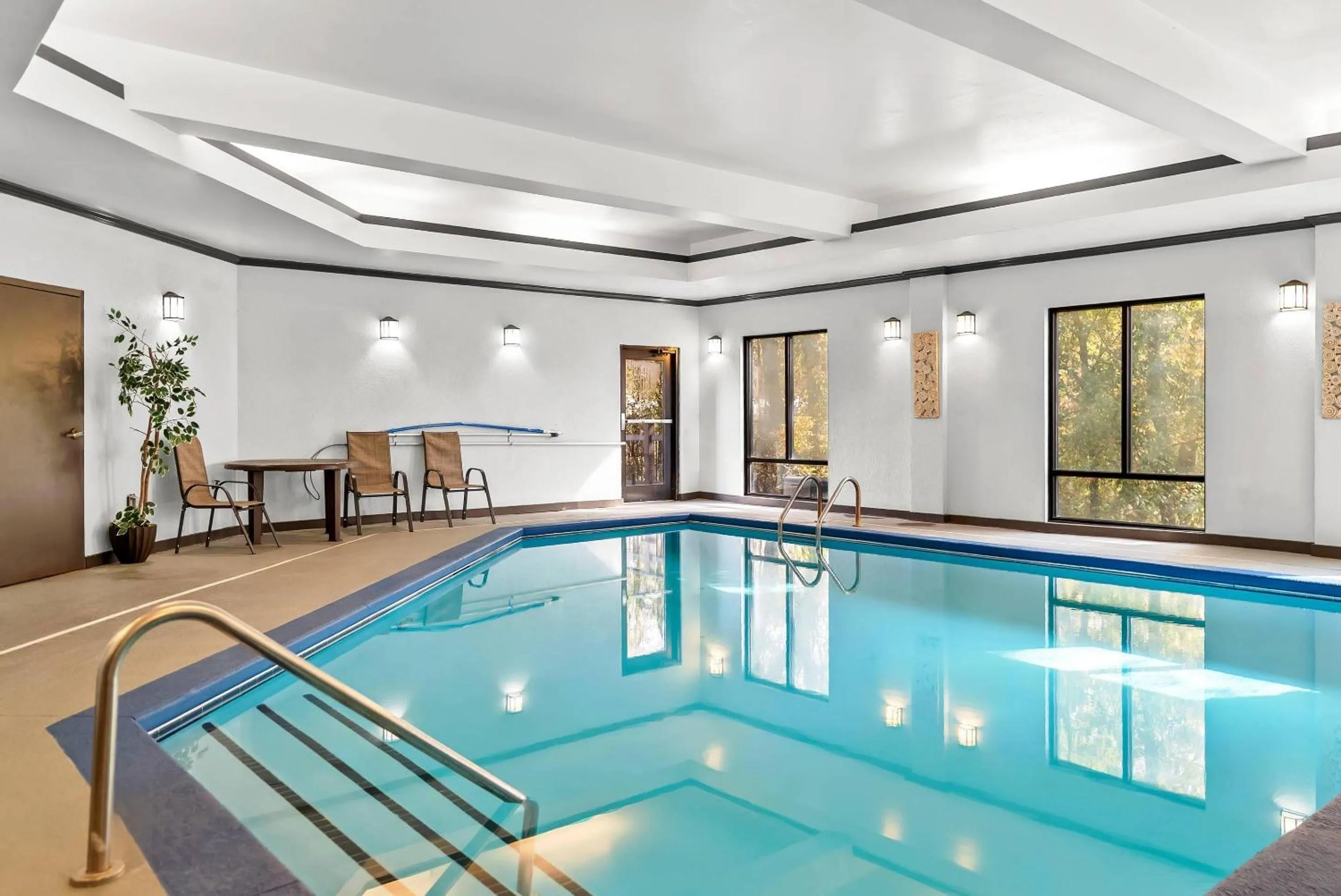 Swimming pool in Comfort Suites Simpsonville - Greenville