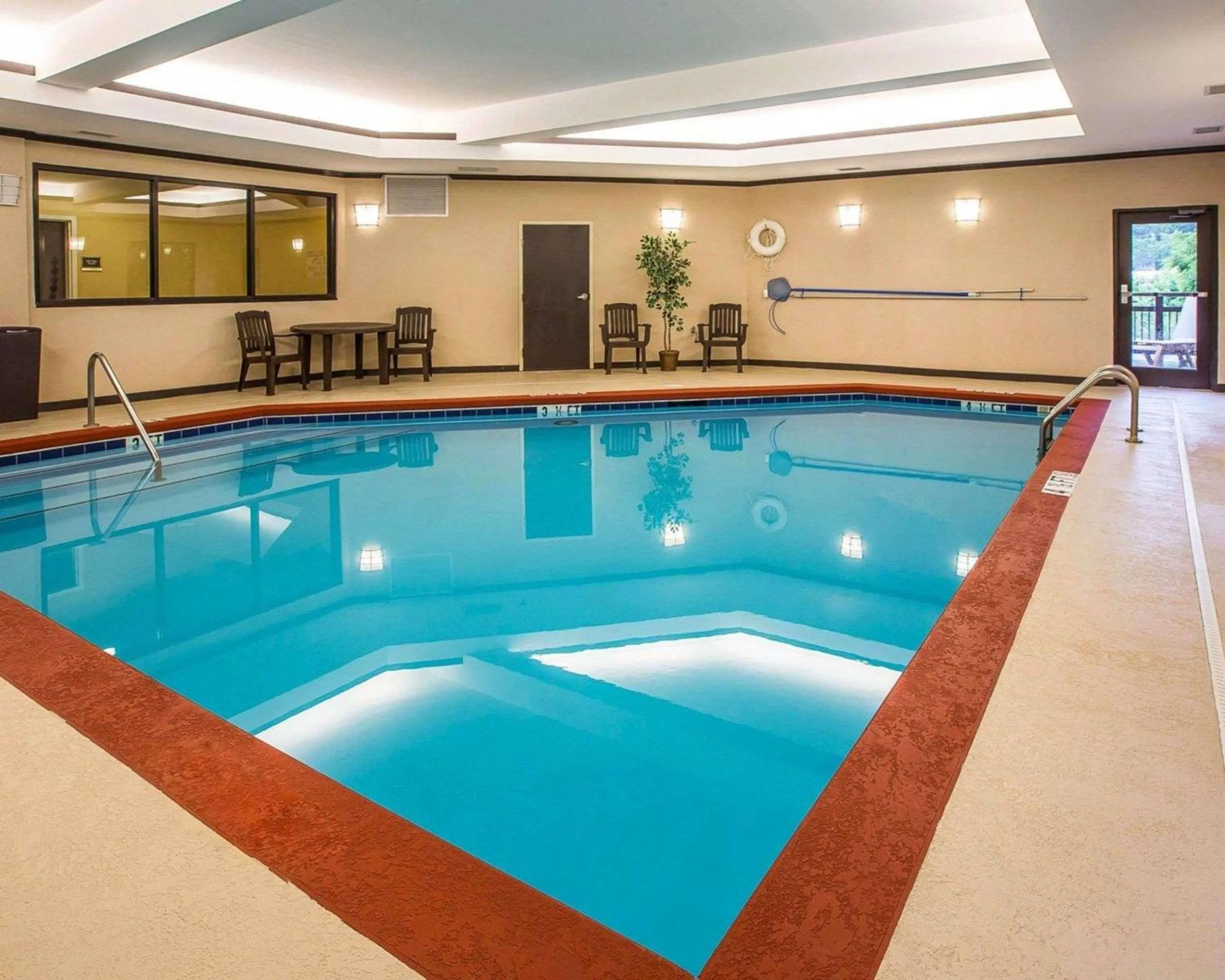 Swimming pool in Comfort Suites Simpsonville - Greenville