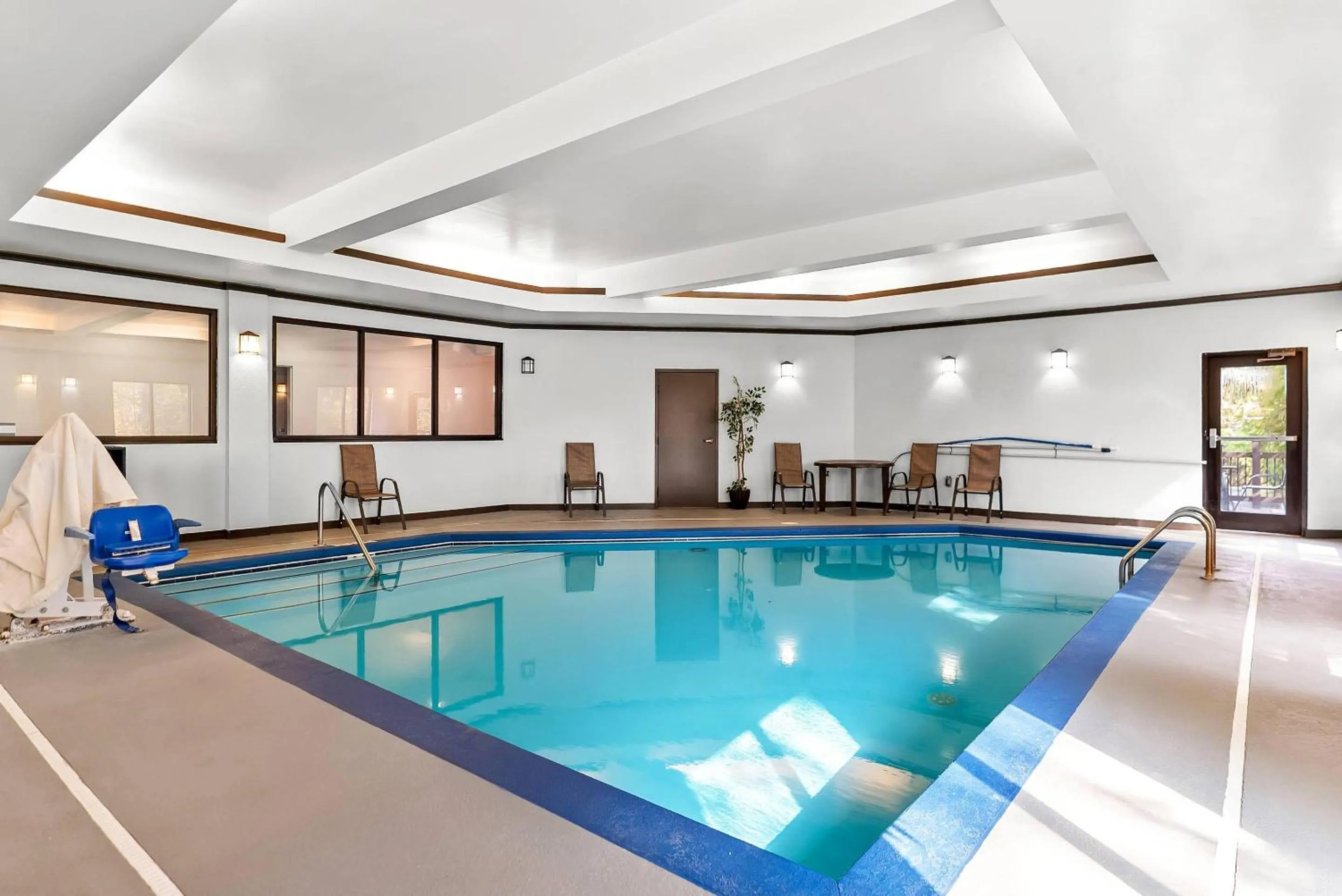 Swimming pool in Comfort Suites Simpsonville - Greenville