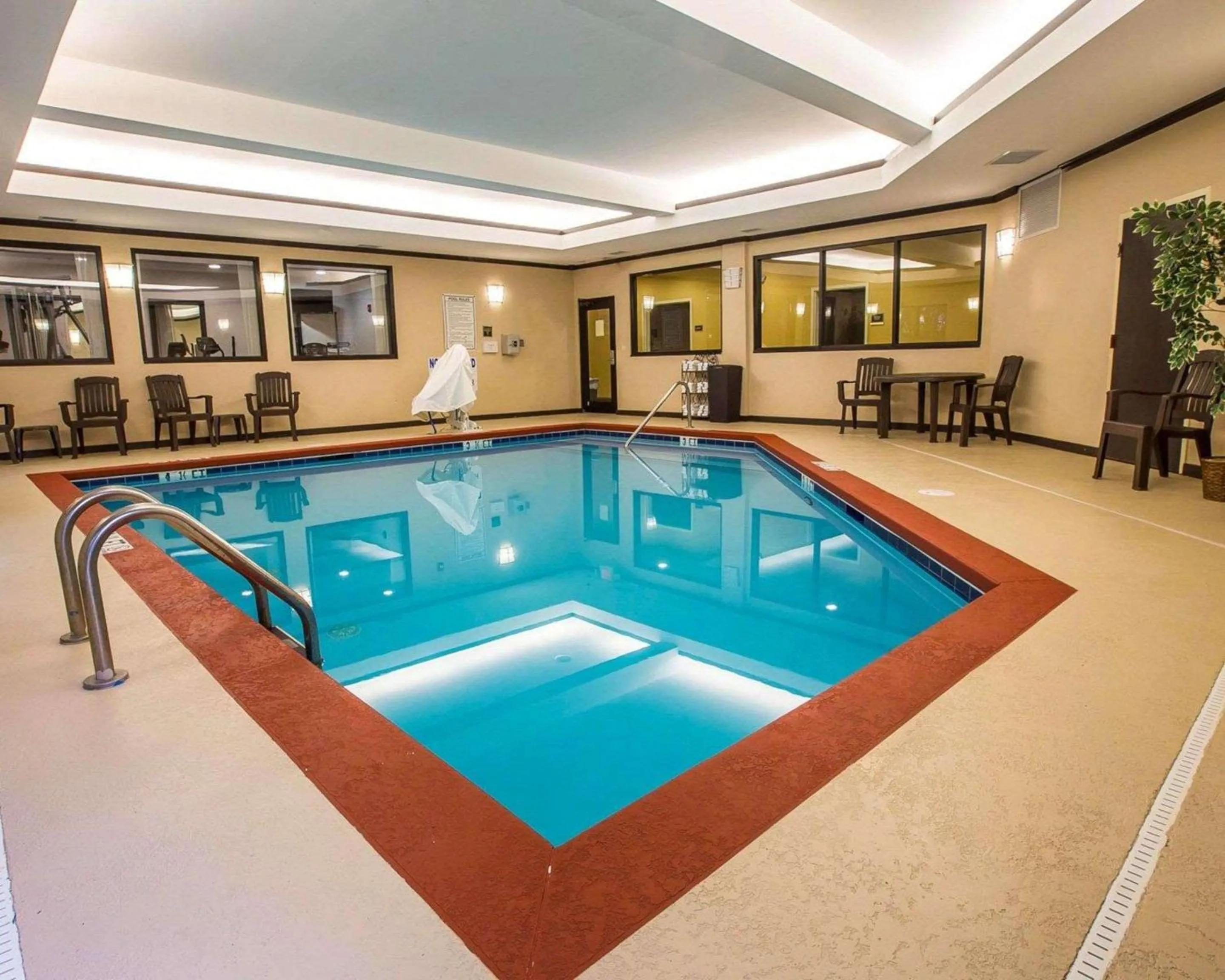 Swimming pool in Comfort Suites Simpsonville - Greenville