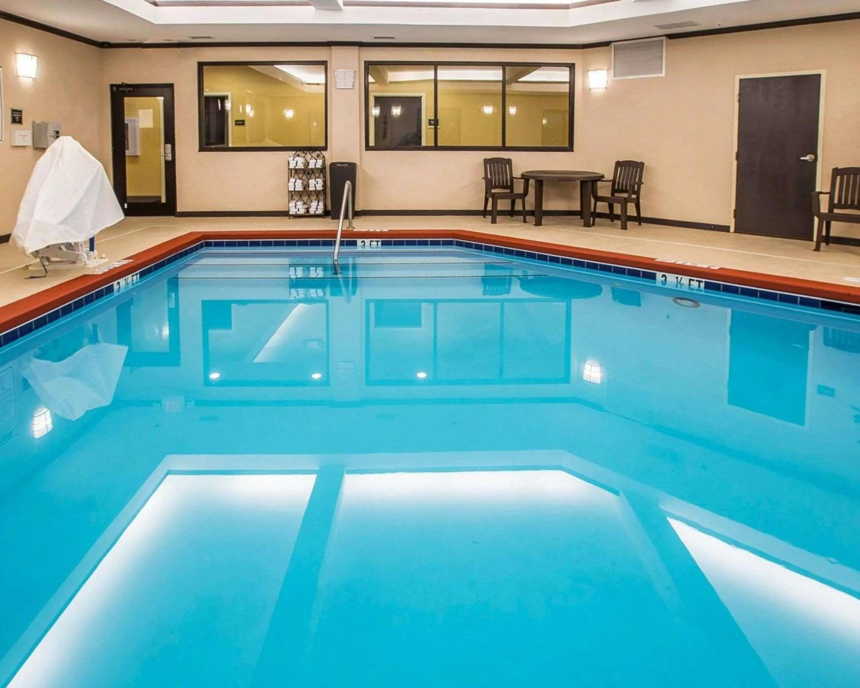 Swimming pool in Comfort Suites Simpsonville - Greenville