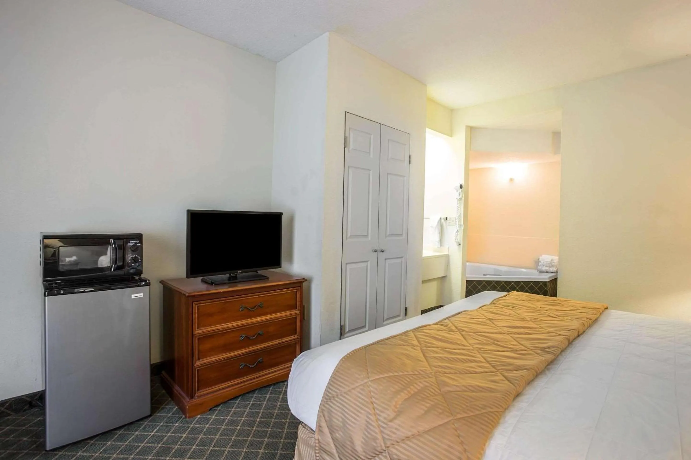 Bedroom, Bed in Clarion Inn & Suites Aiken South
