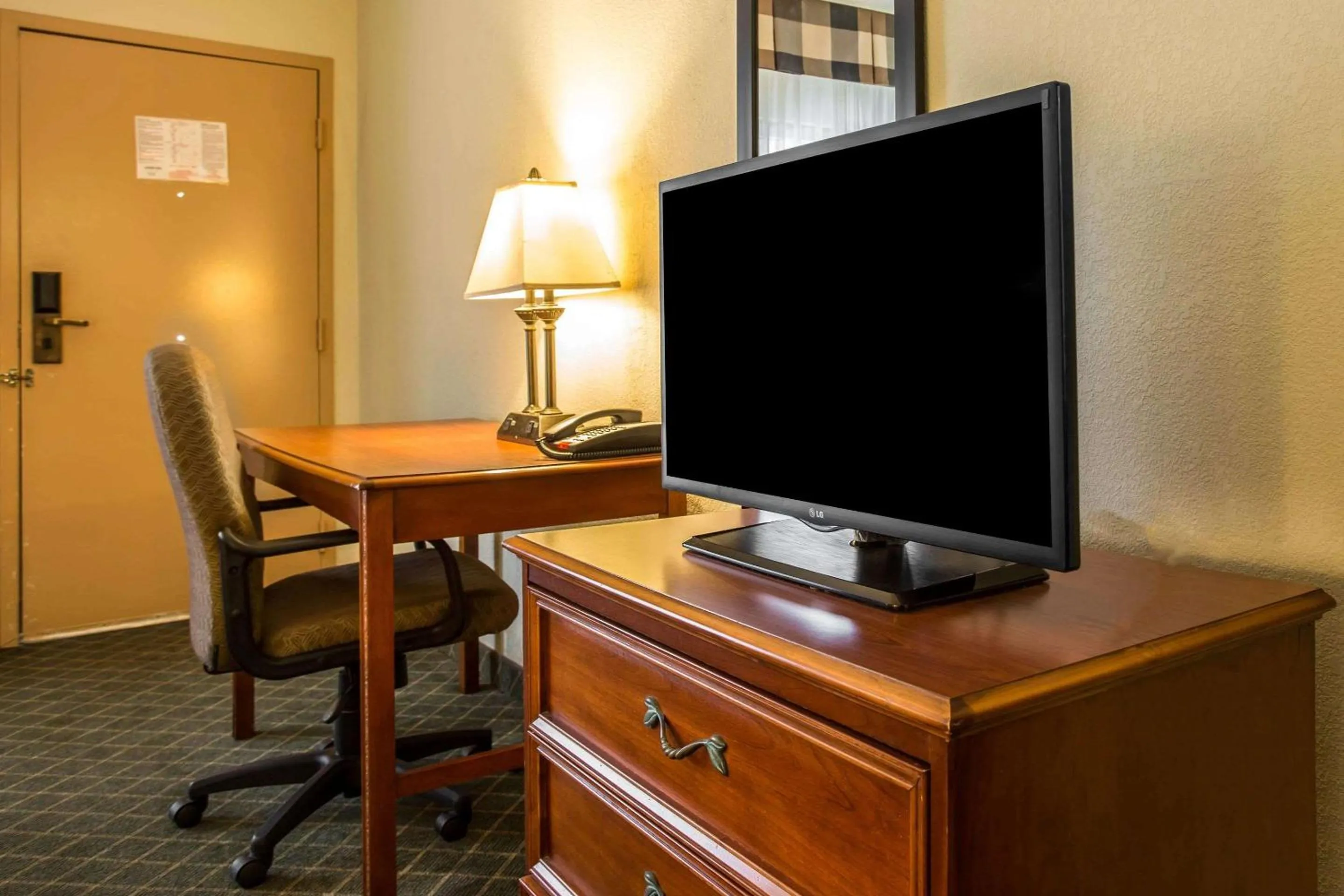 TV and multimedia in Clarion Inn & Suites Aiken South