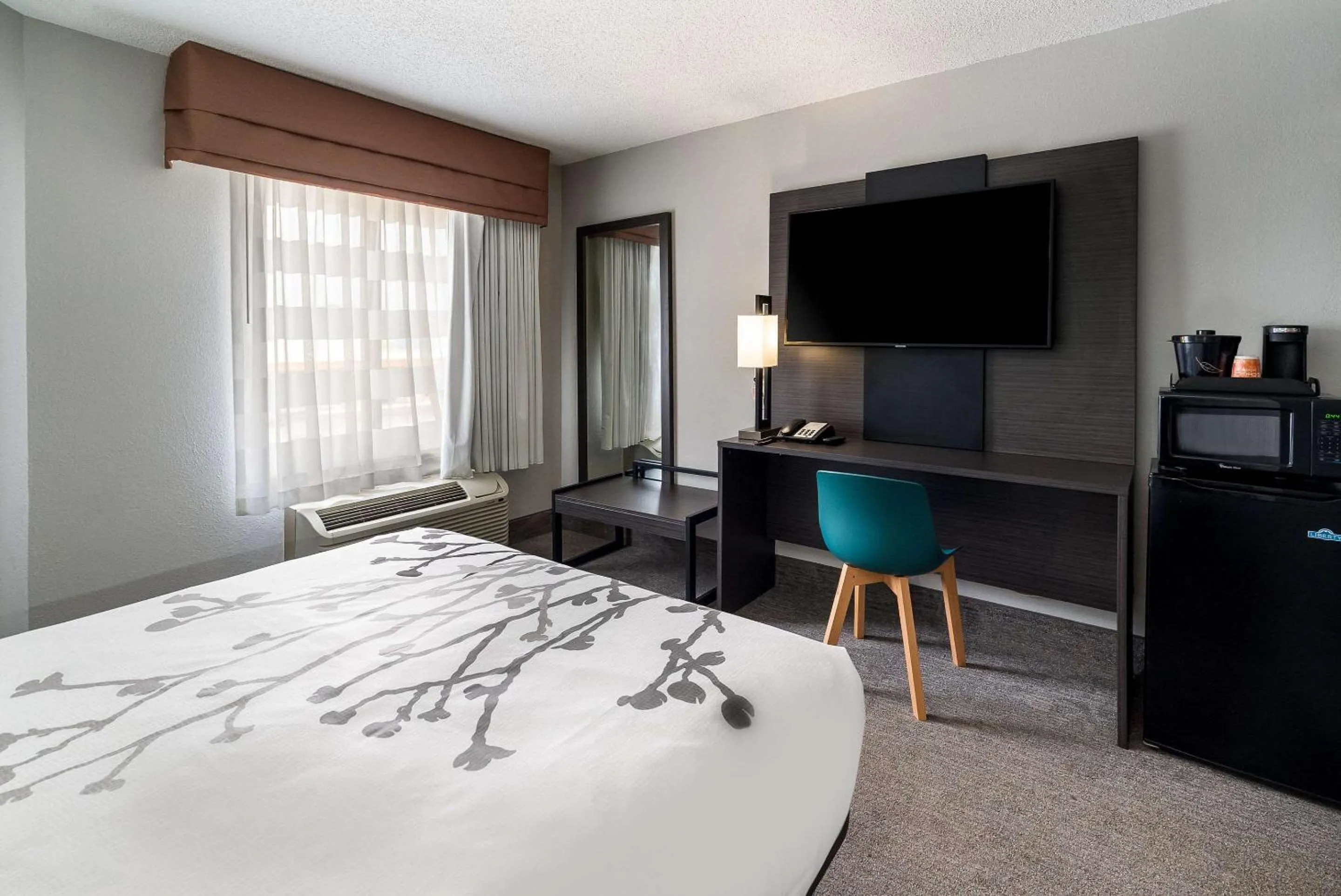 Bedroom, TV/Entertainment Center in Sleep Inn