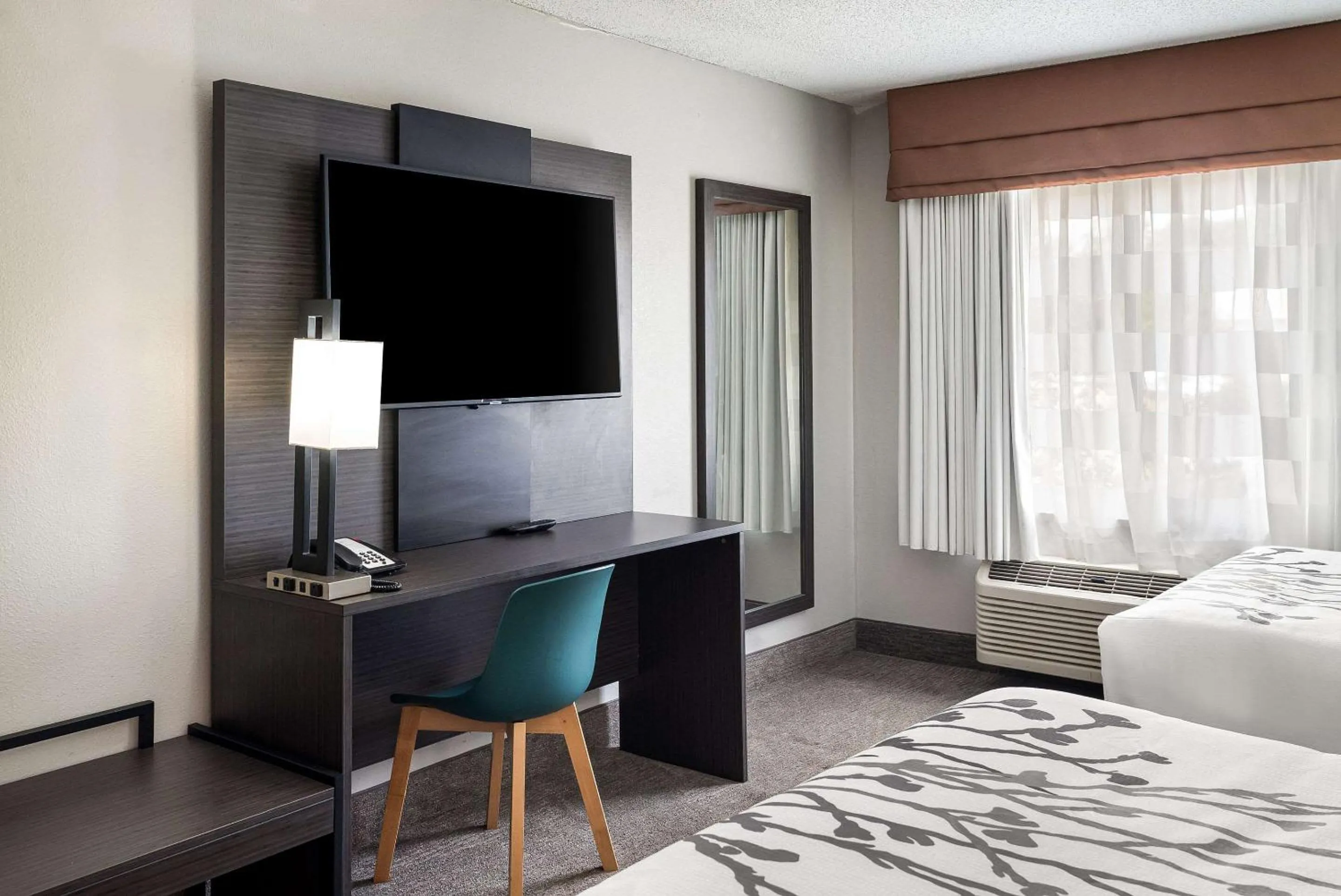 Bedroom, TV/Entertainment Center in Sleep Inn