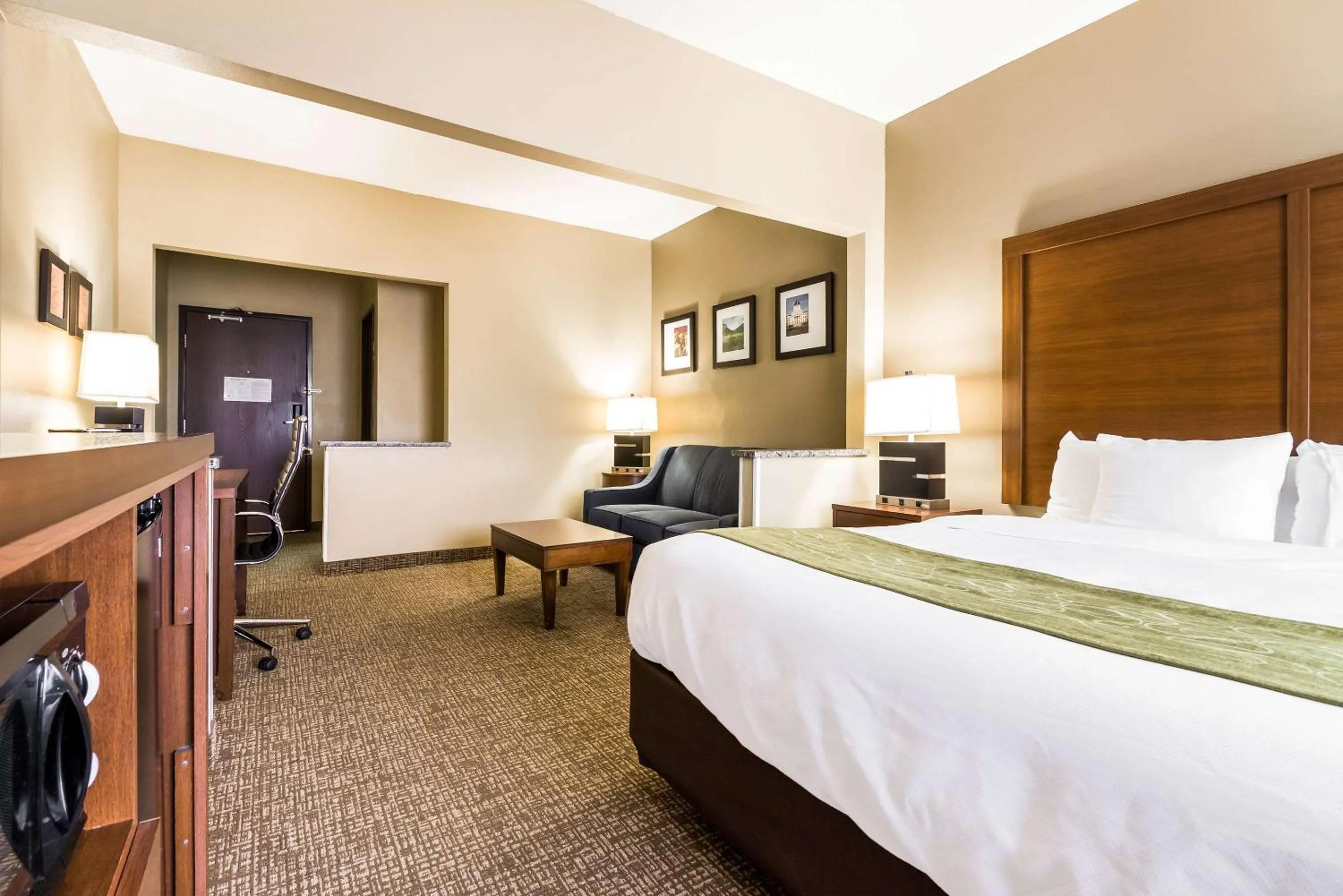 Photo of the whole room, Bed in Comfort Suites Sioux Falls Mall District