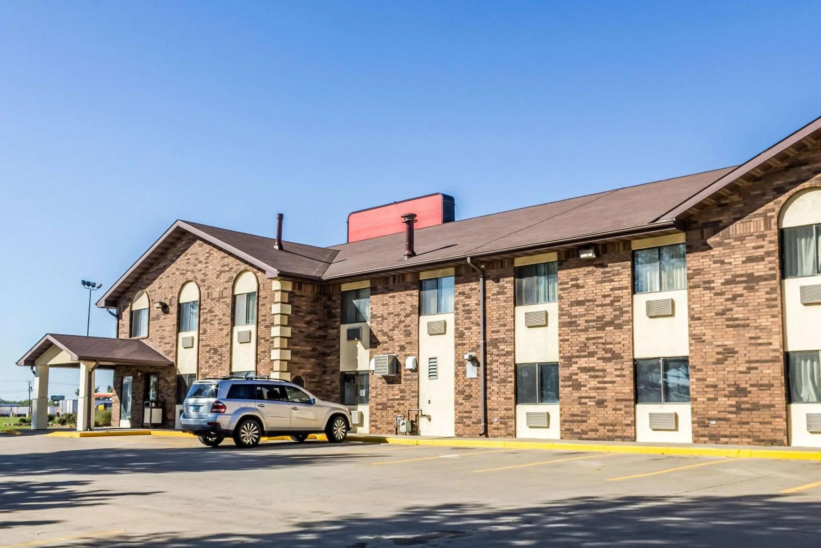 Property building in Econo Lodge Sioux Falls North