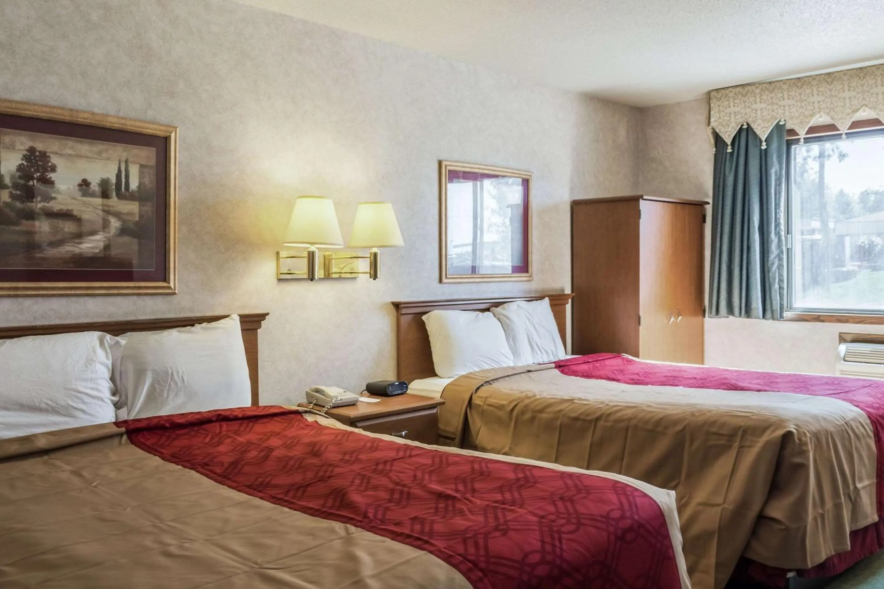 Photo of the whole room, Bed in Econo Lodge Sioux Falls North