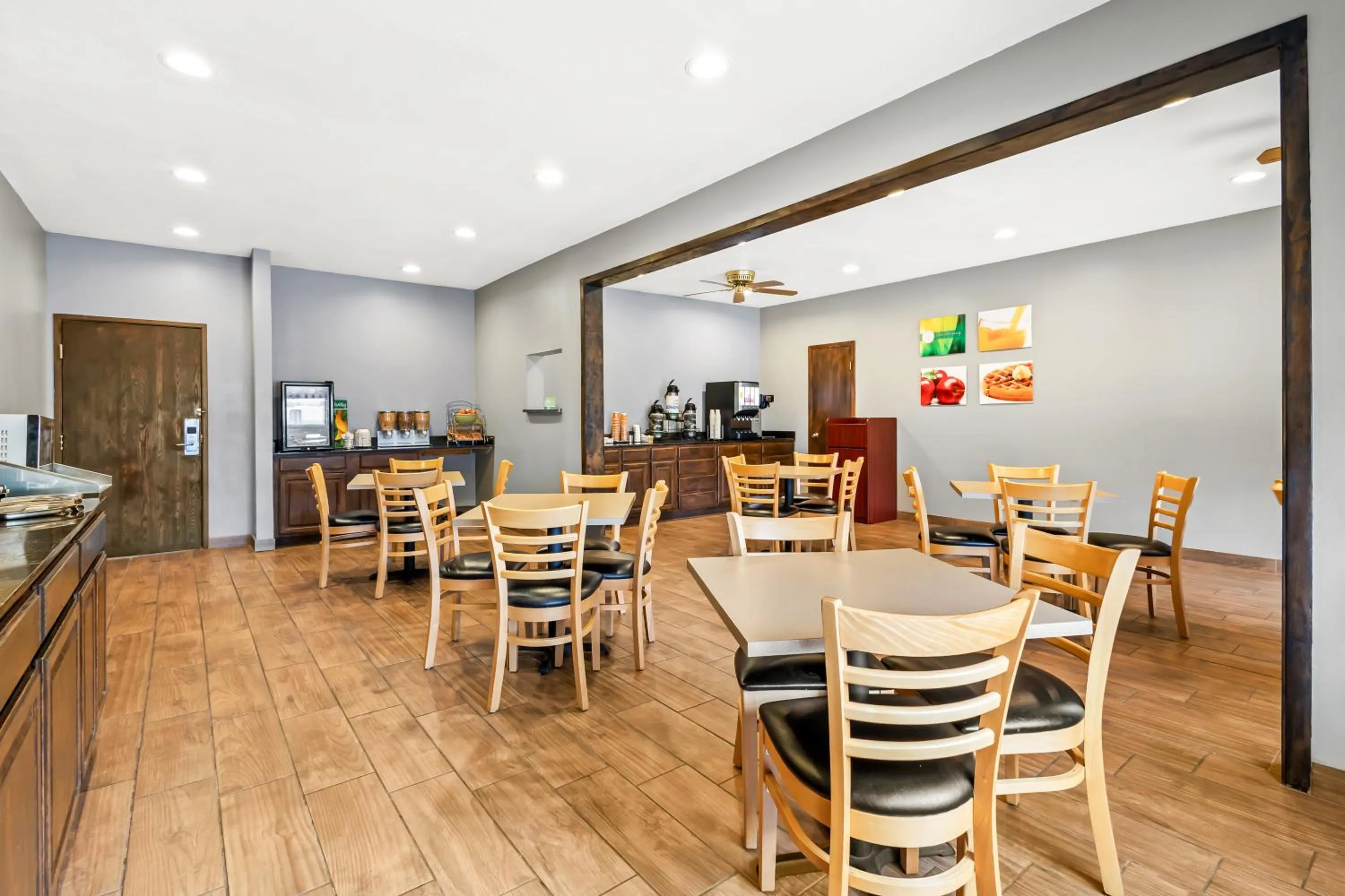 Breakfast in Quality Inn Brookings-University