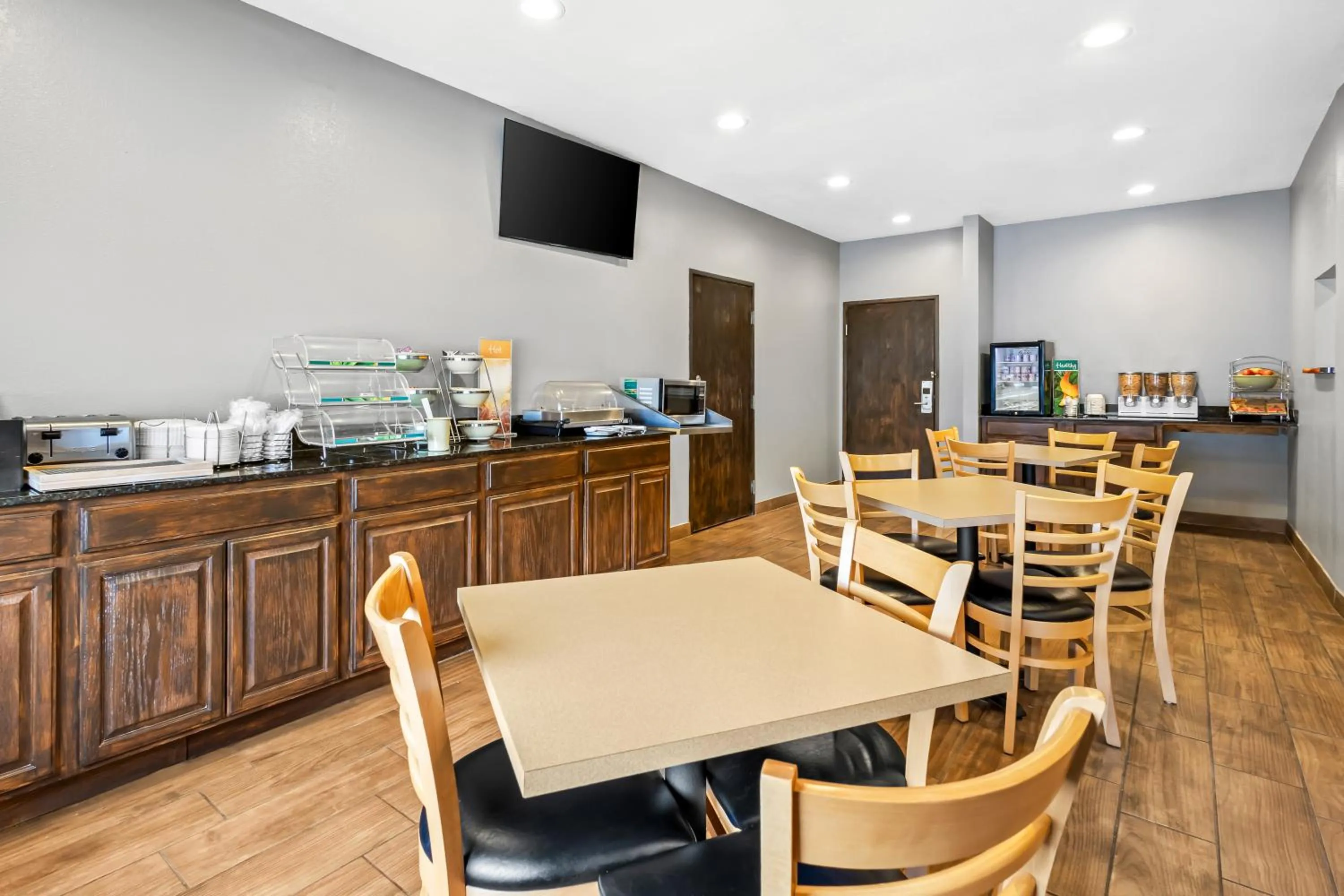 Breakfast in Quality Inn Brookings-University