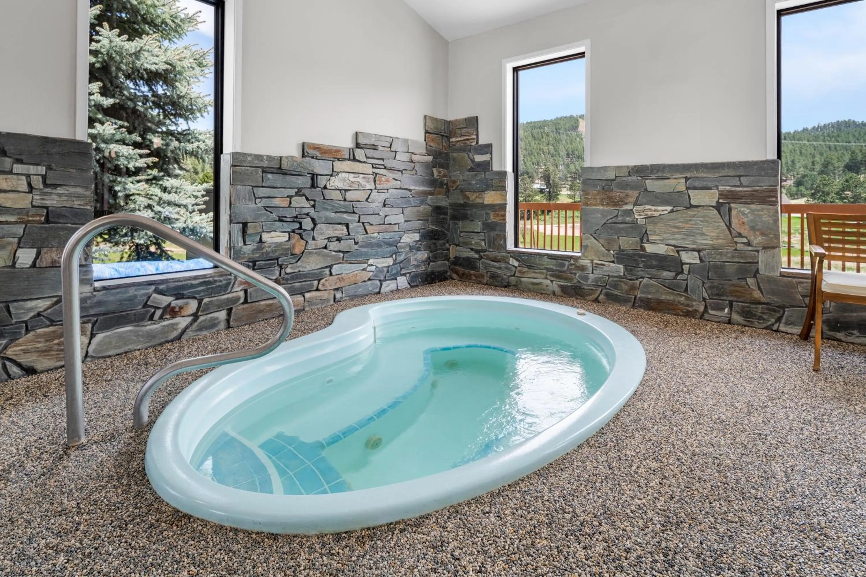 Swimming pool in EverSpring Inn & Suites