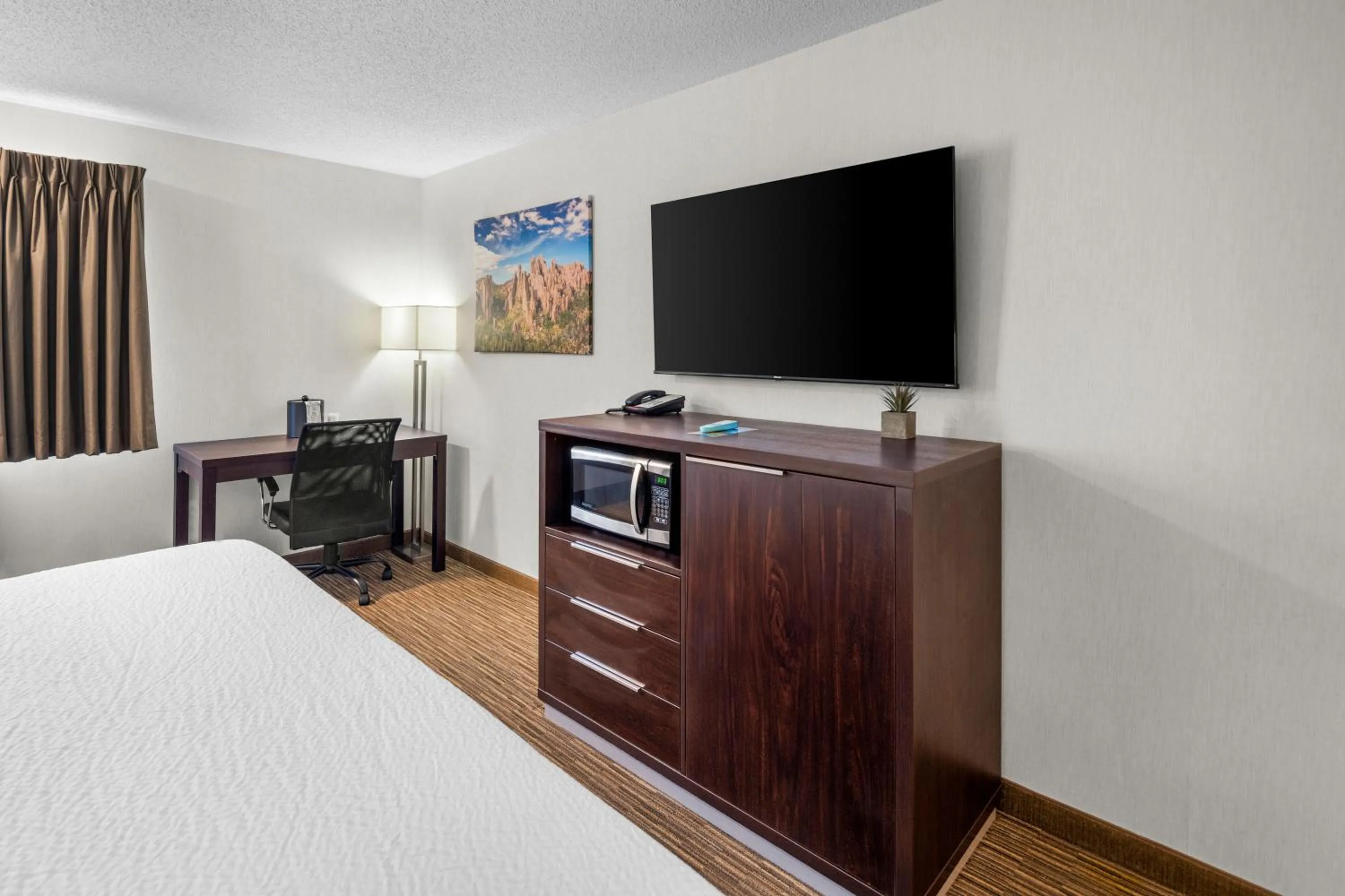 TV and multimedia, Bed in EverSpring Inn & Suites