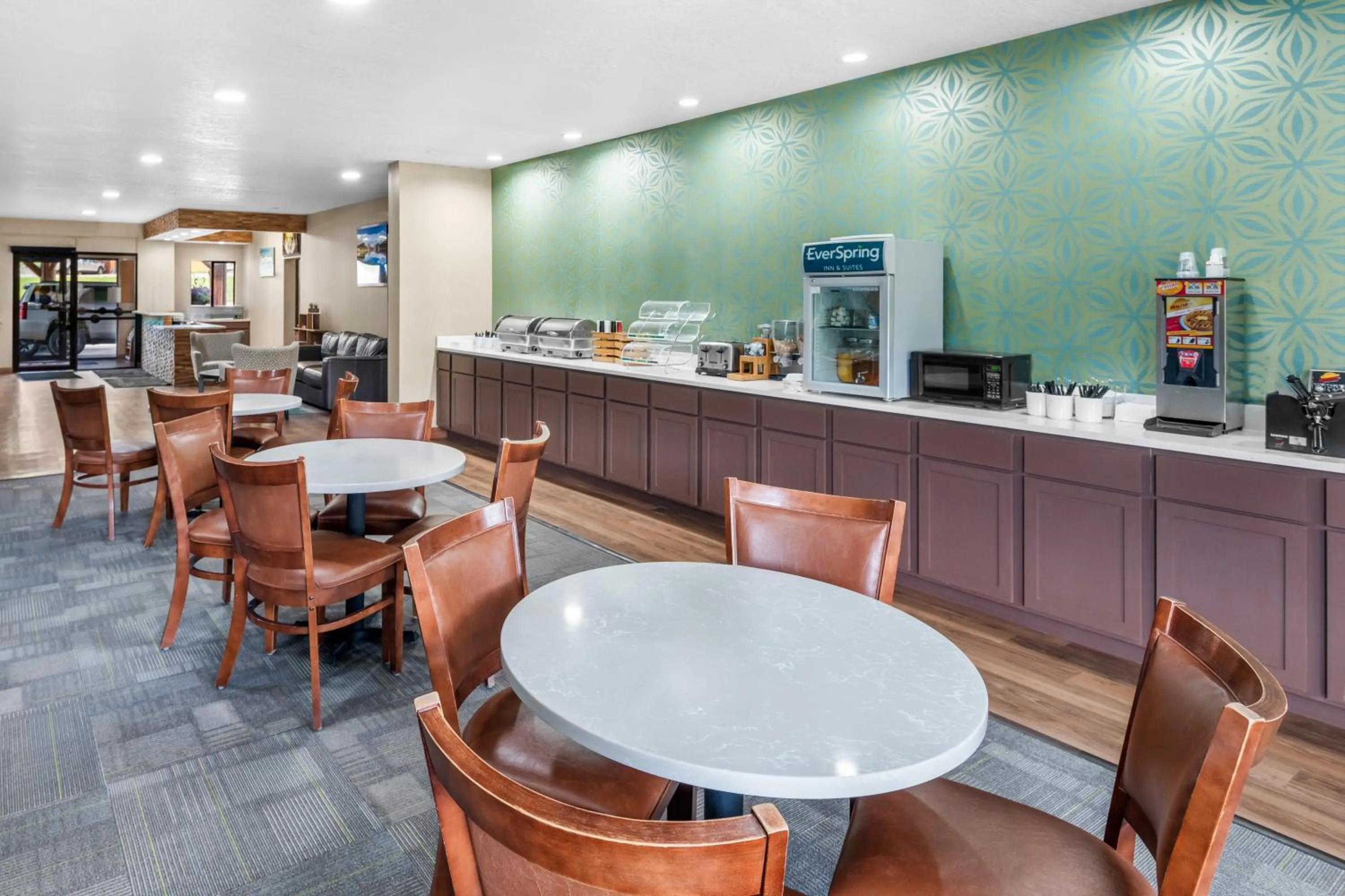 Breakfast in EverSpring Inn & Suites