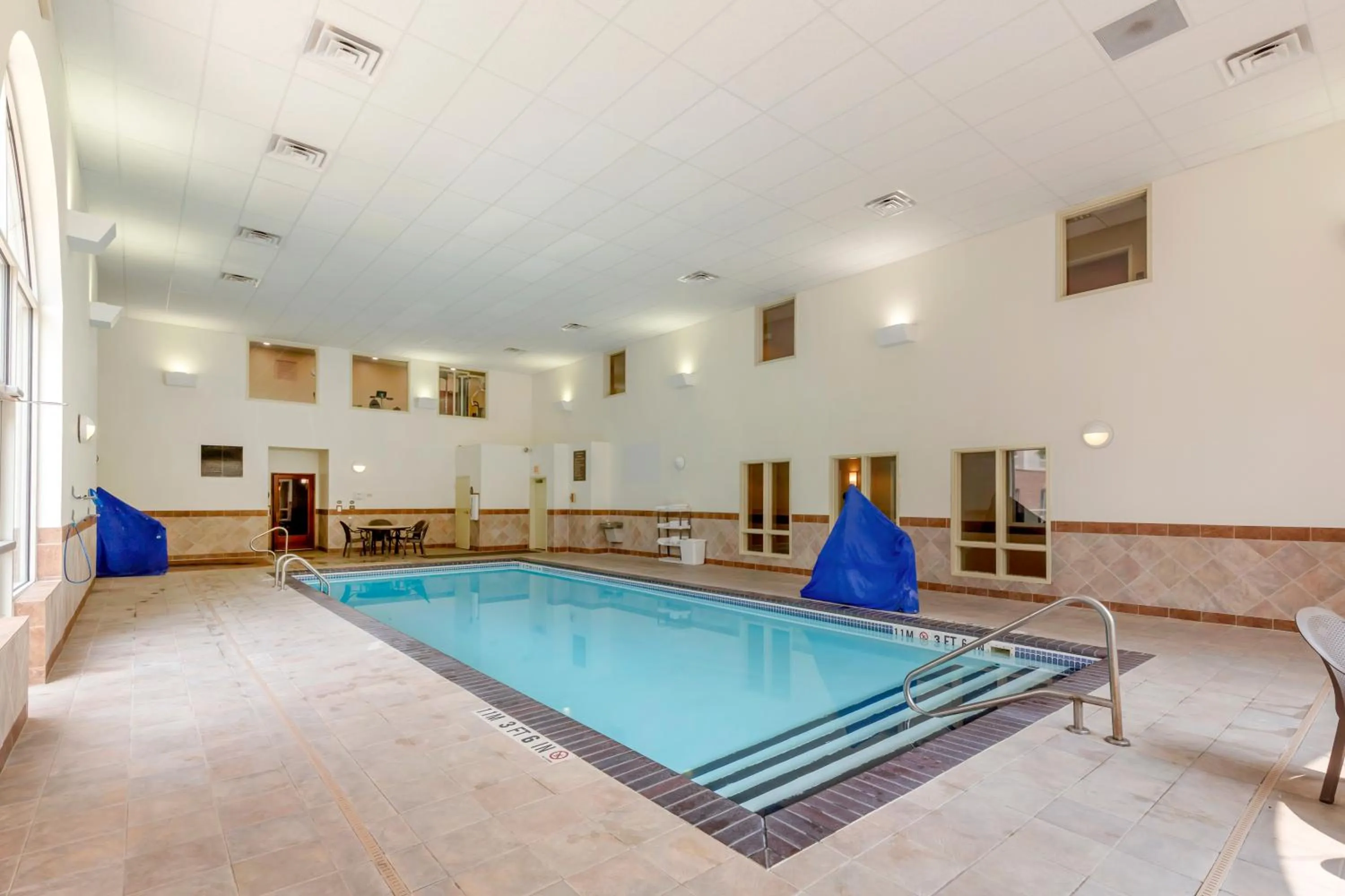 Swimming pool in Comfort Inn & Suites