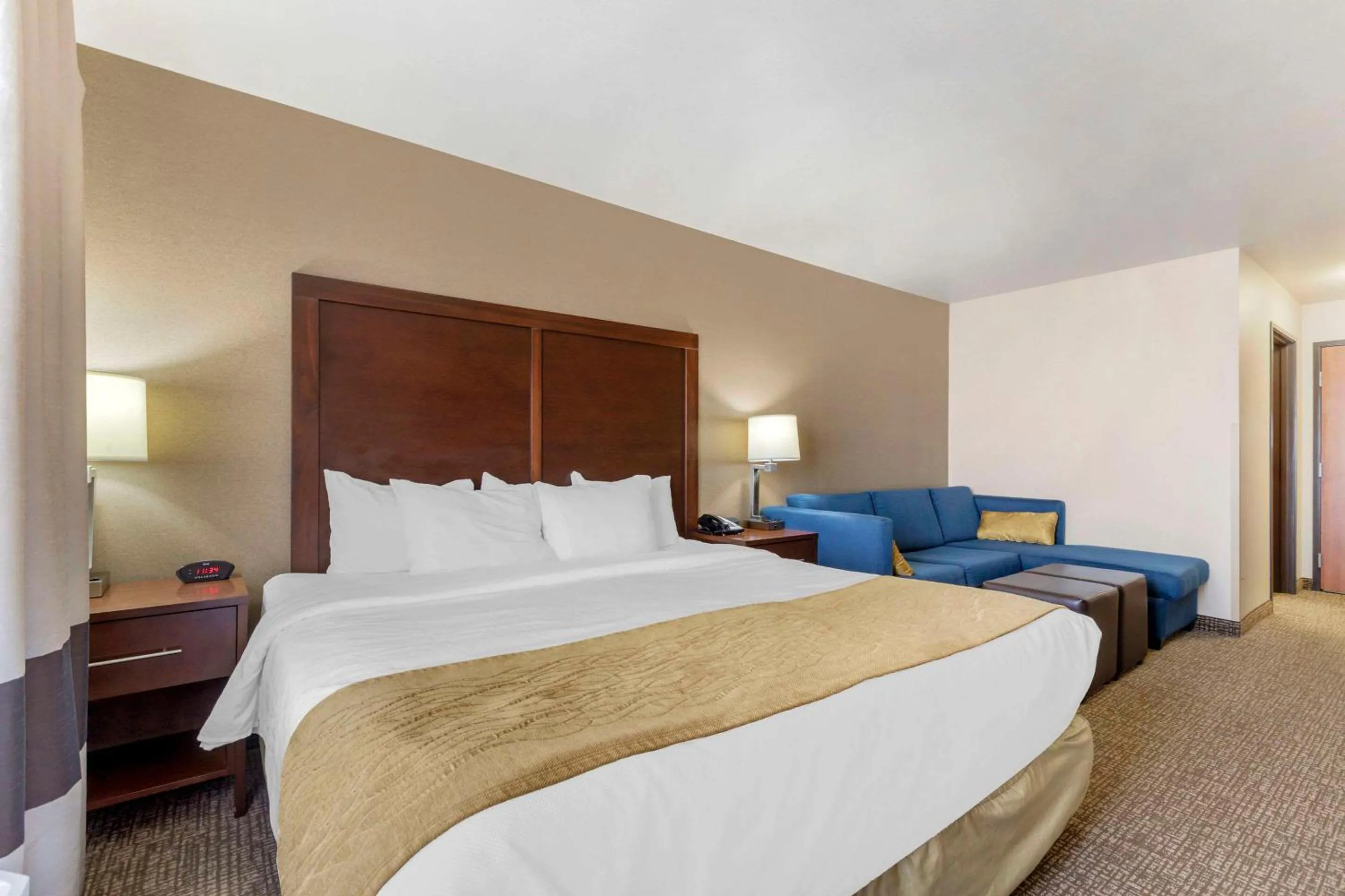 Bedroom, Bed in Comfort Inn & Suites Mitchell I-90