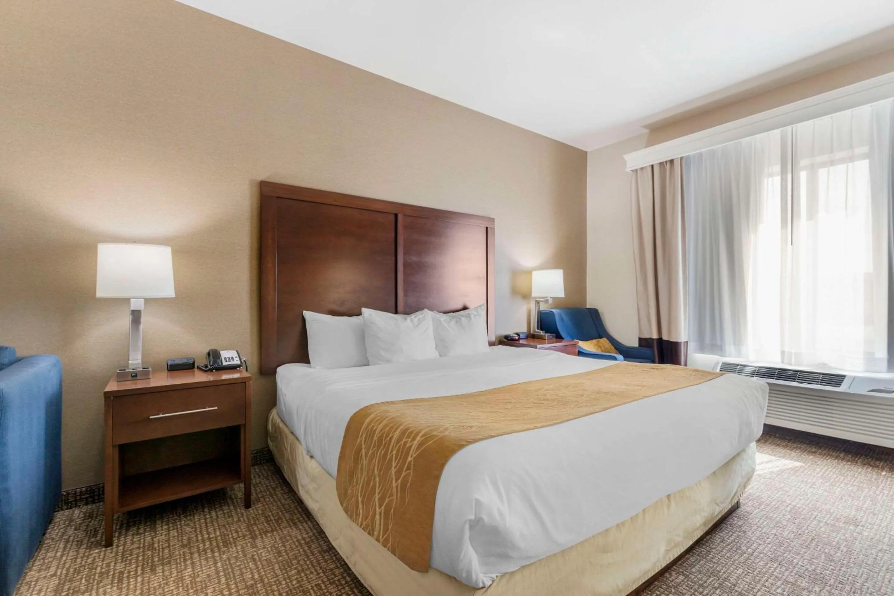 Bedroom, Bed in Comfort Inn & Suites Mitchell I-90