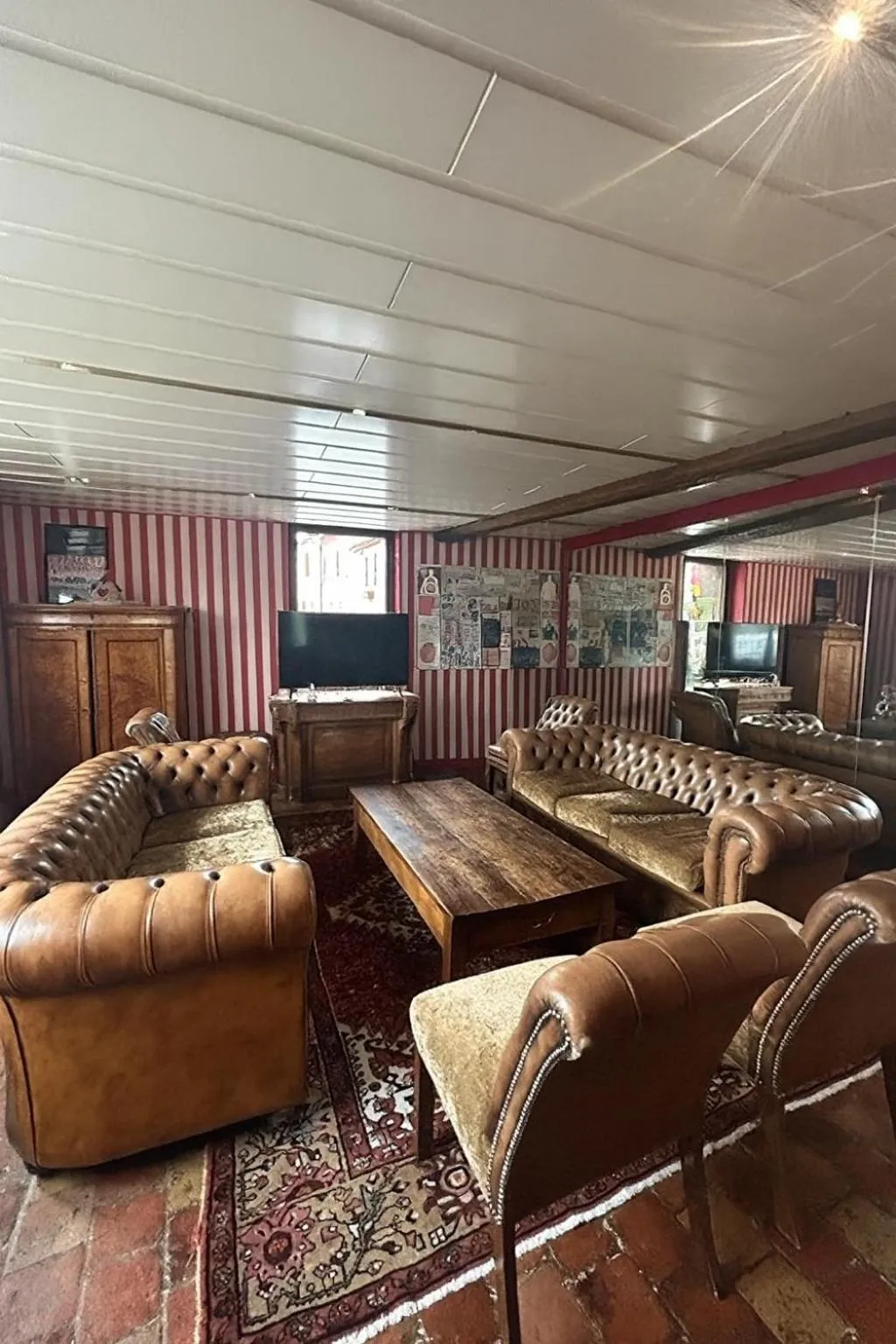 Communal lounge/ TV room in Georges Blanc Parc & Spa