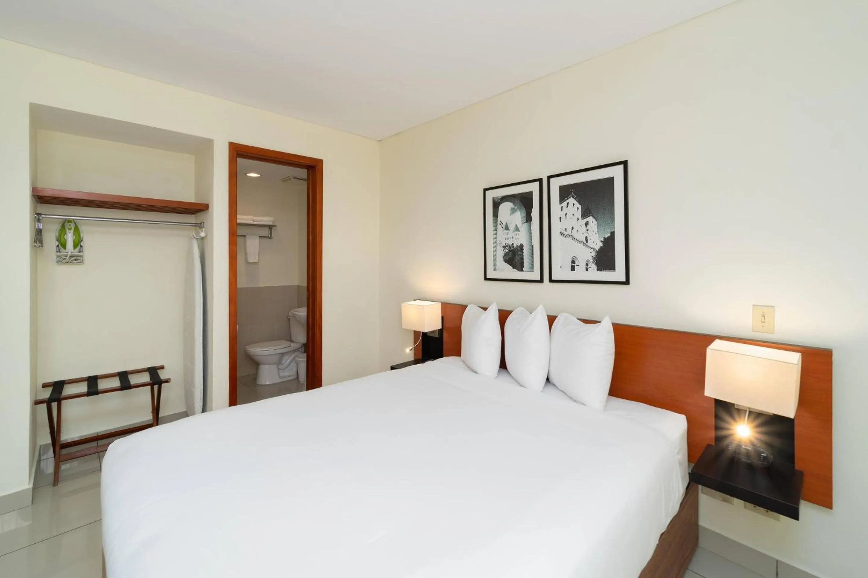 Bedroom, Bed in Comfort Inn Real San Miguel