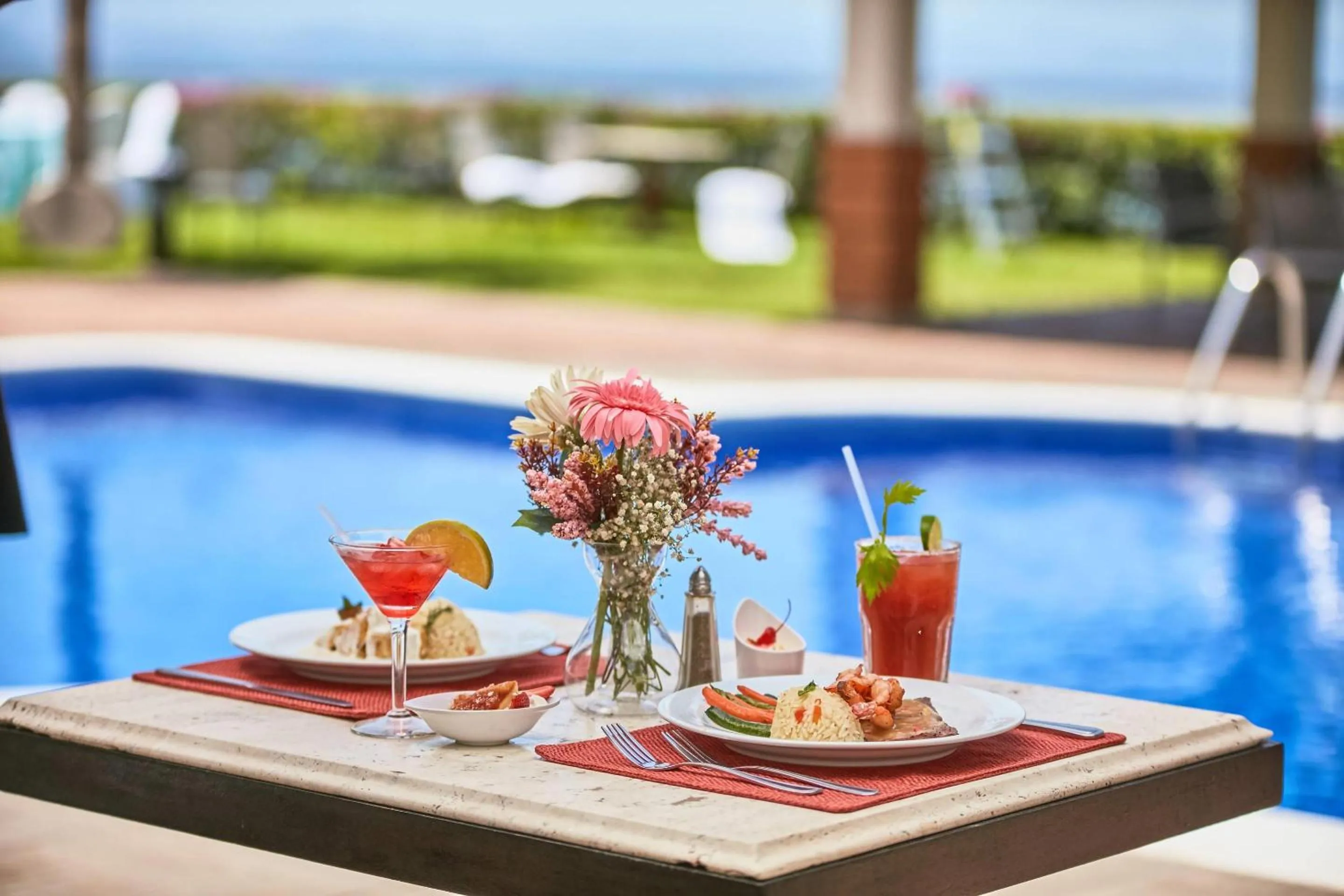 Swimming pool in Comfort Inn Real La Union