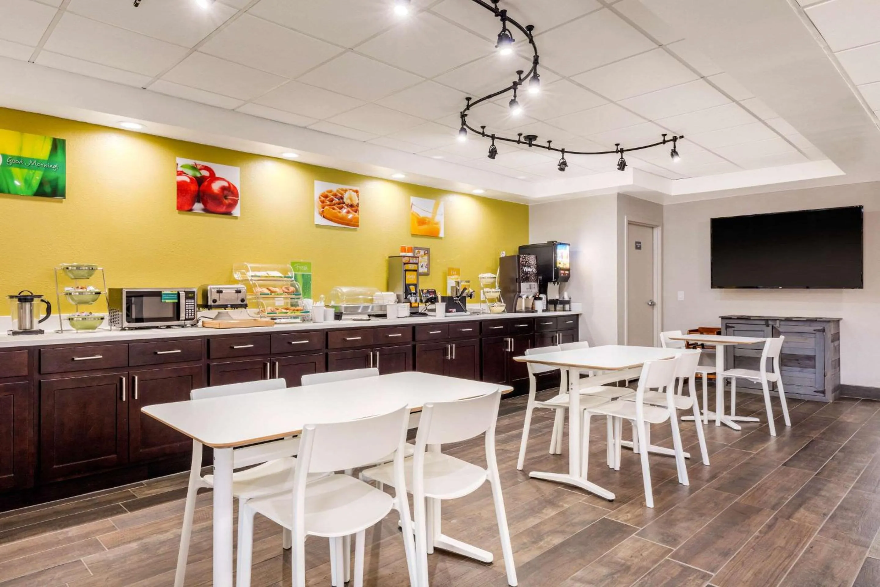 Restaurant/places to eat in Quality Inn