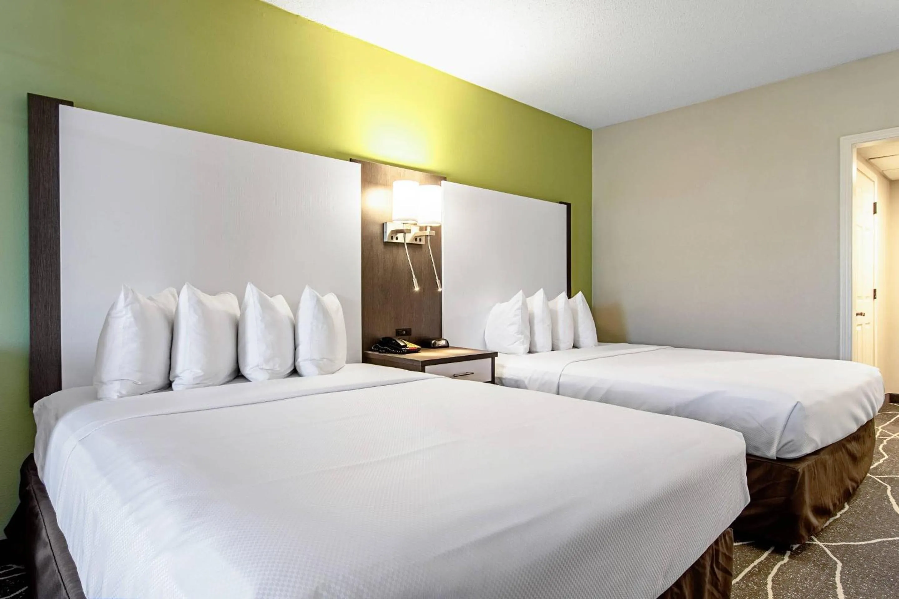 Bedroom, Bed in Clarion Inn Willow River