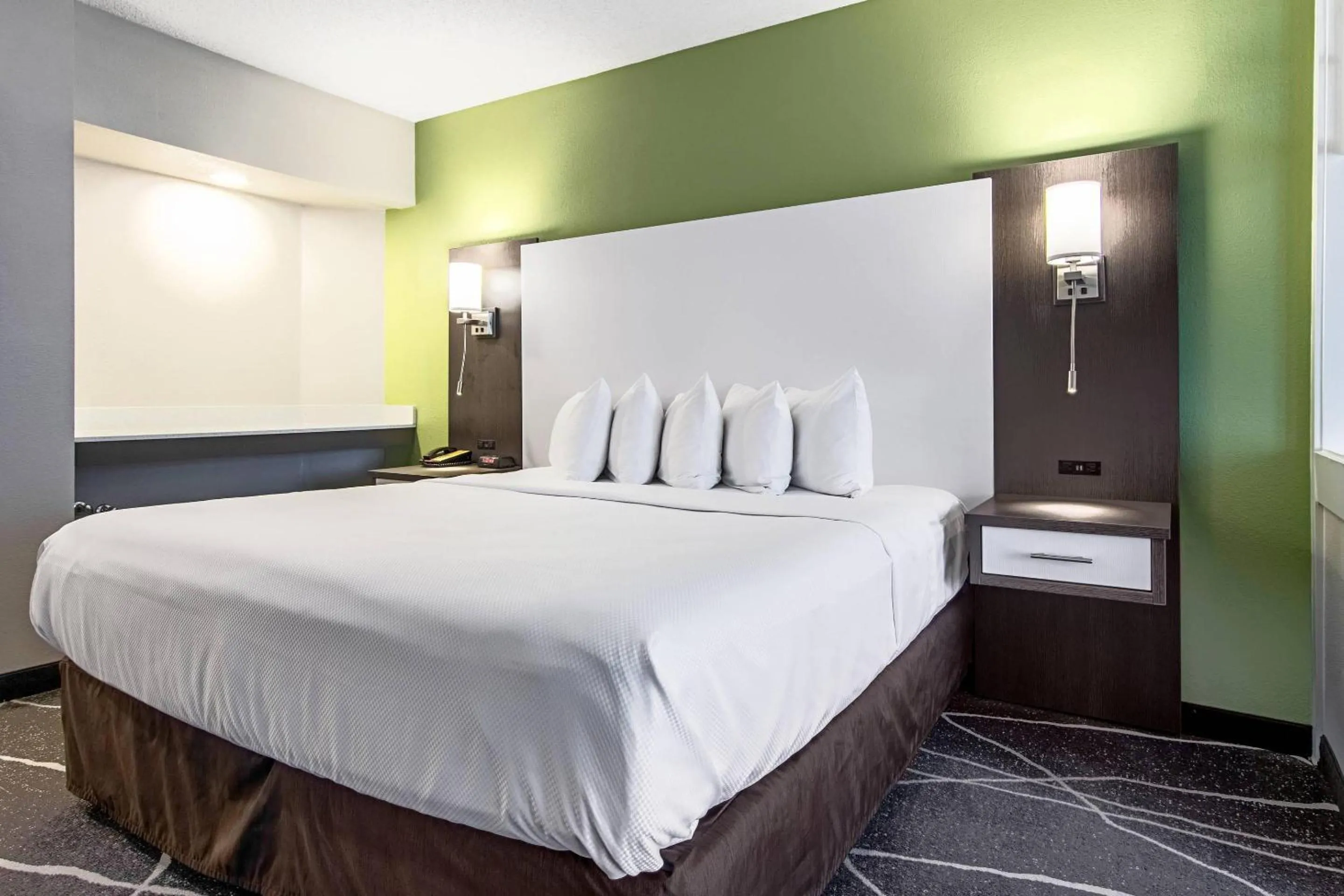 Bedroom, Bed in Clarion Inn Willow River