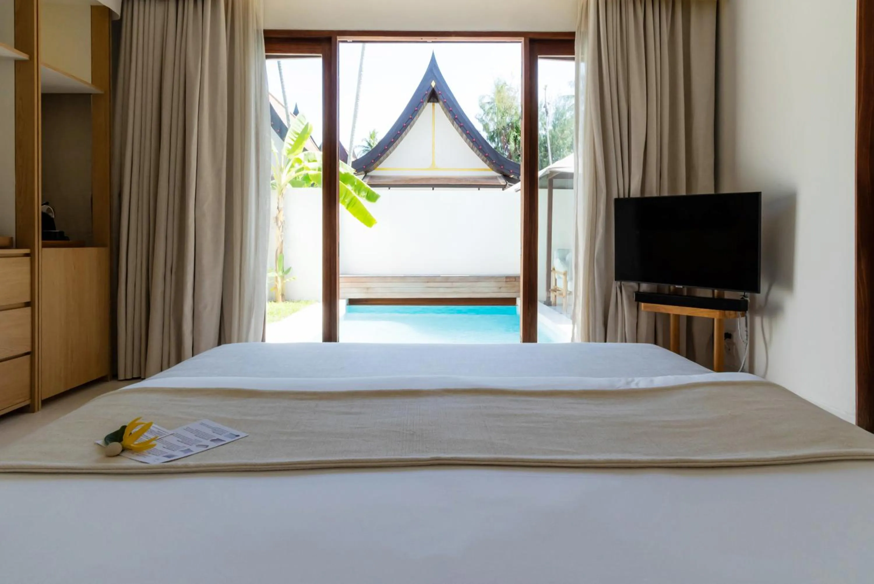 Bed in SALA Samui Choengmon Beach Resort