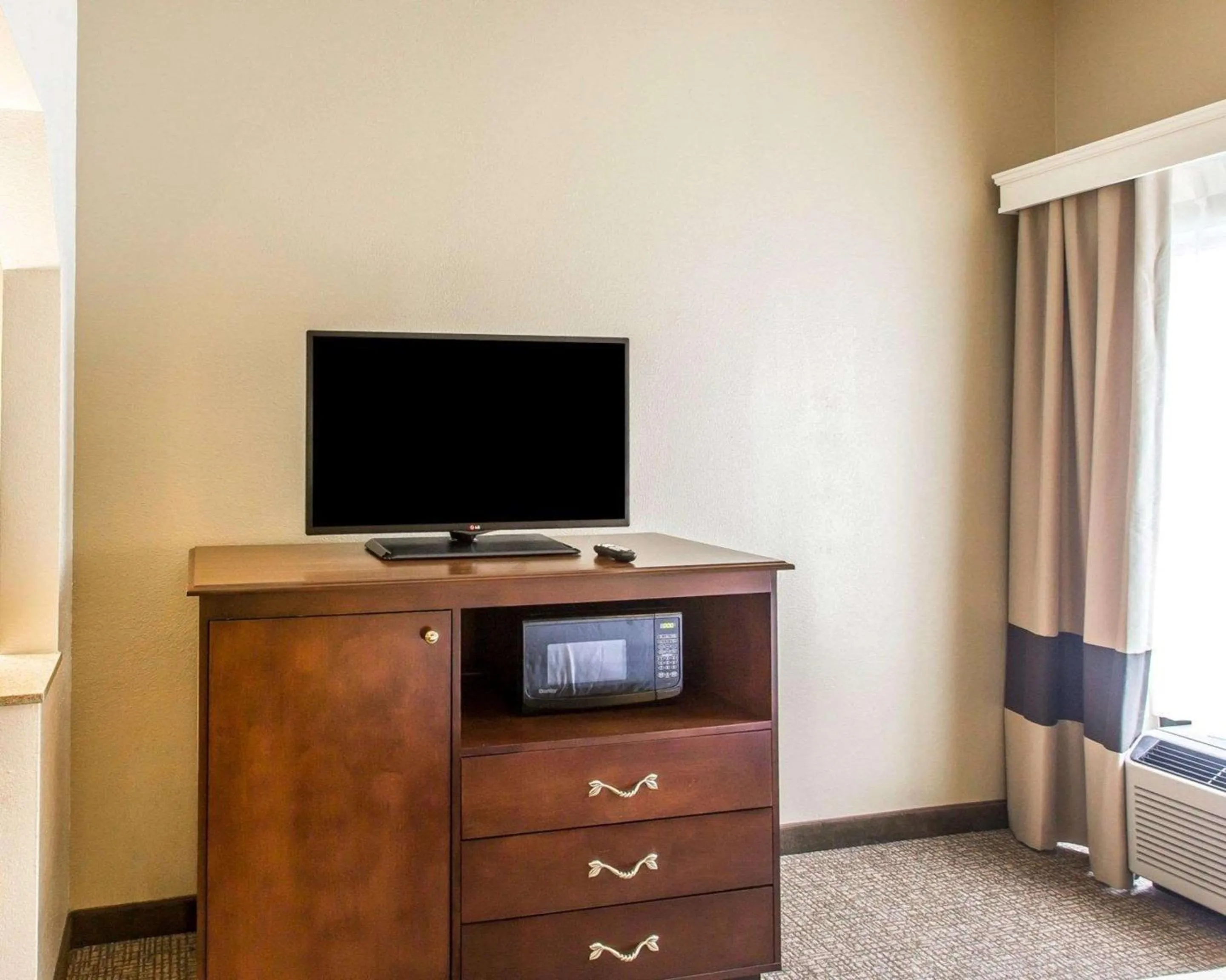 Bedroom in Comfort Suites Cookeville
