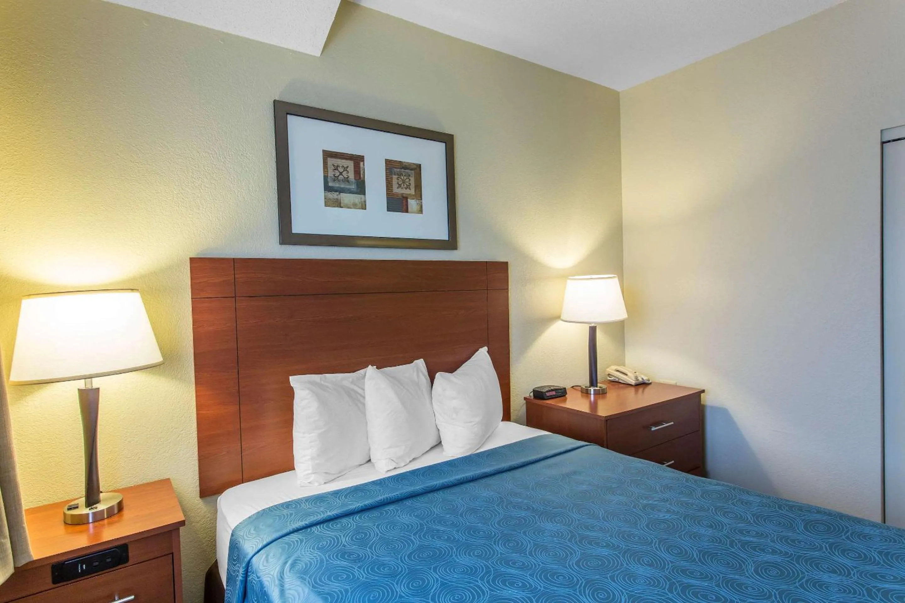 Photo of the whole room, Bed in MainStay Suites Brentwood-Nashville