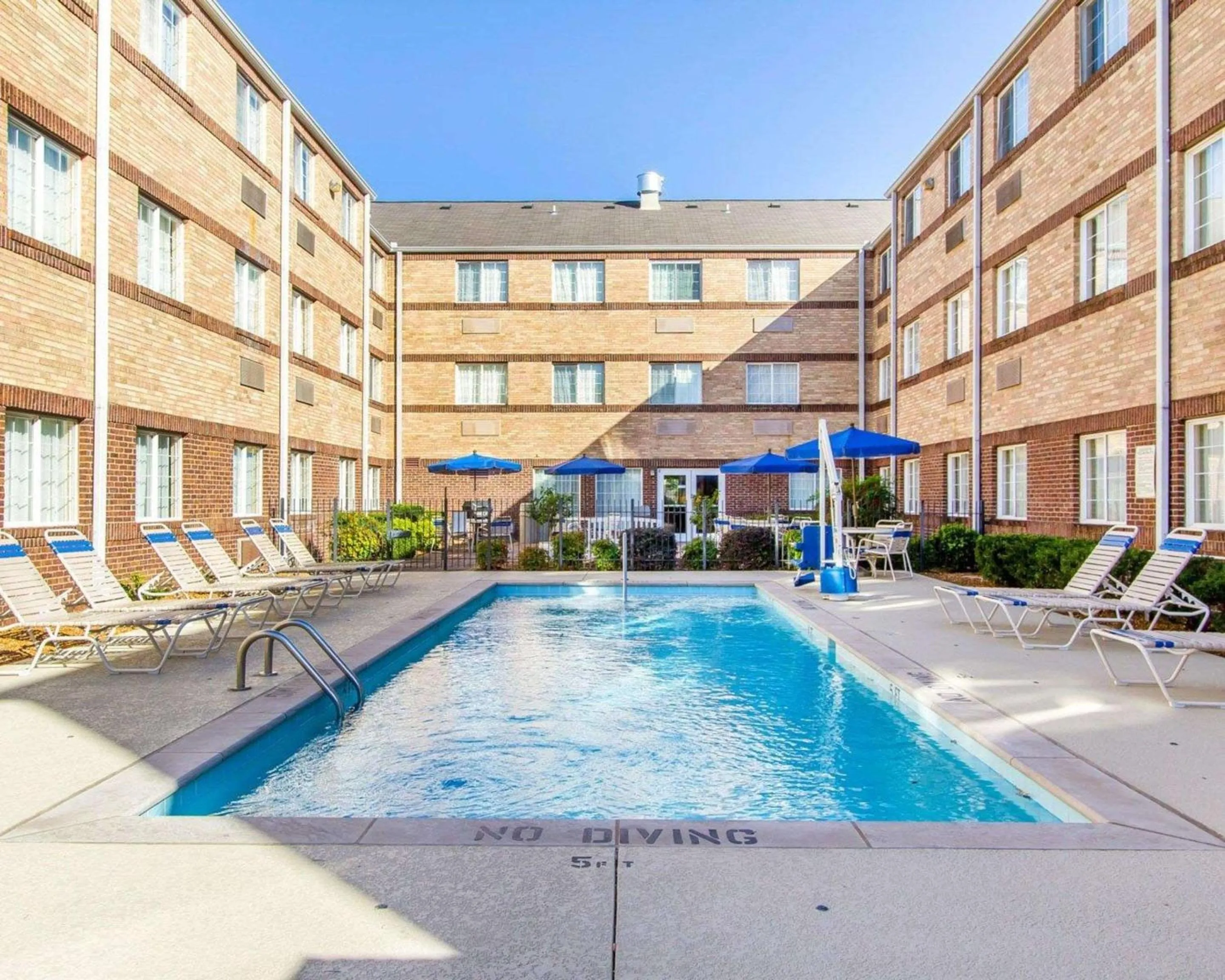 Swimming pool in MainStay Suites Brentwood-Nashville