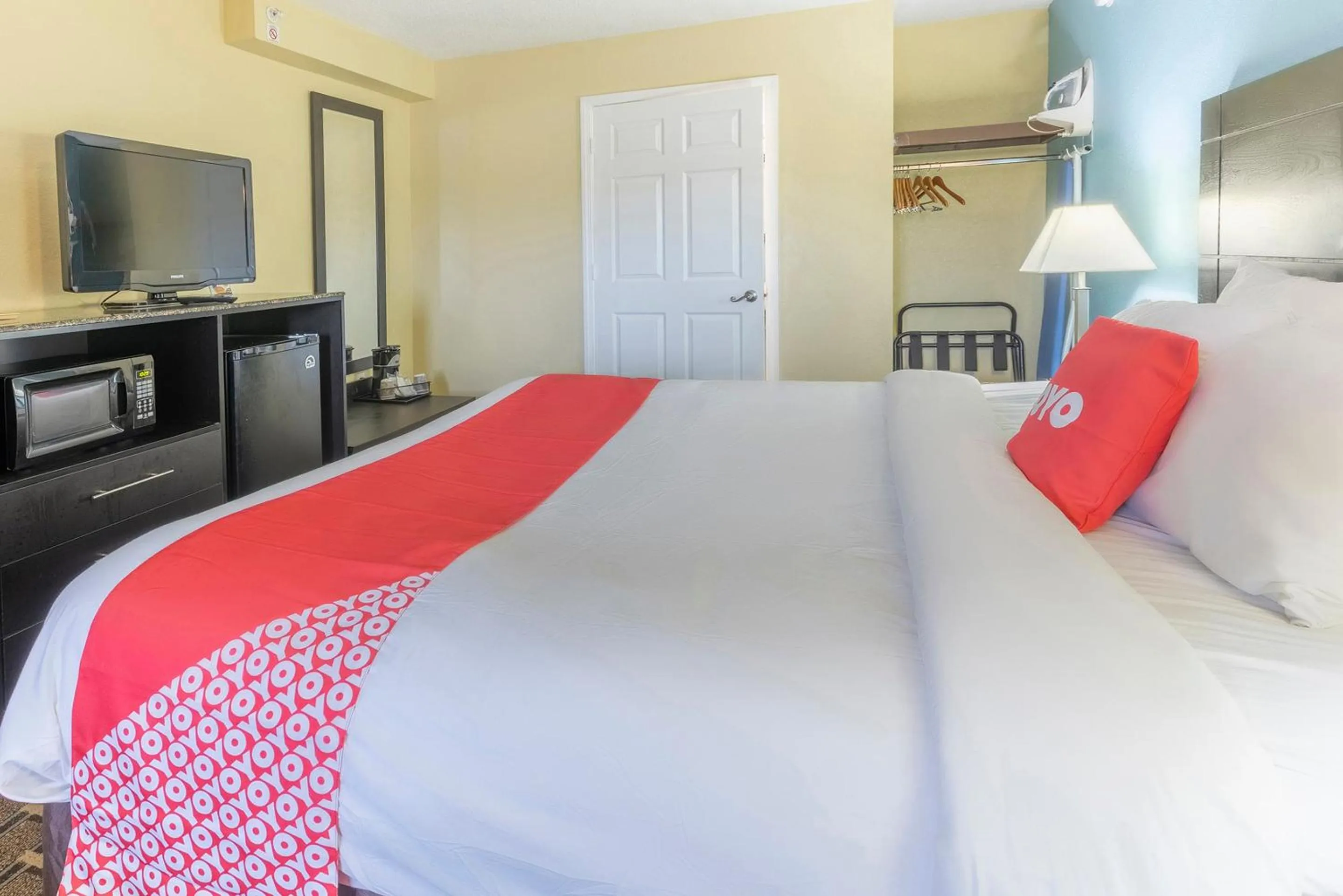 Bedroom, Bed in OYO Hotel Knoxville TN Cedar Bluff I-40