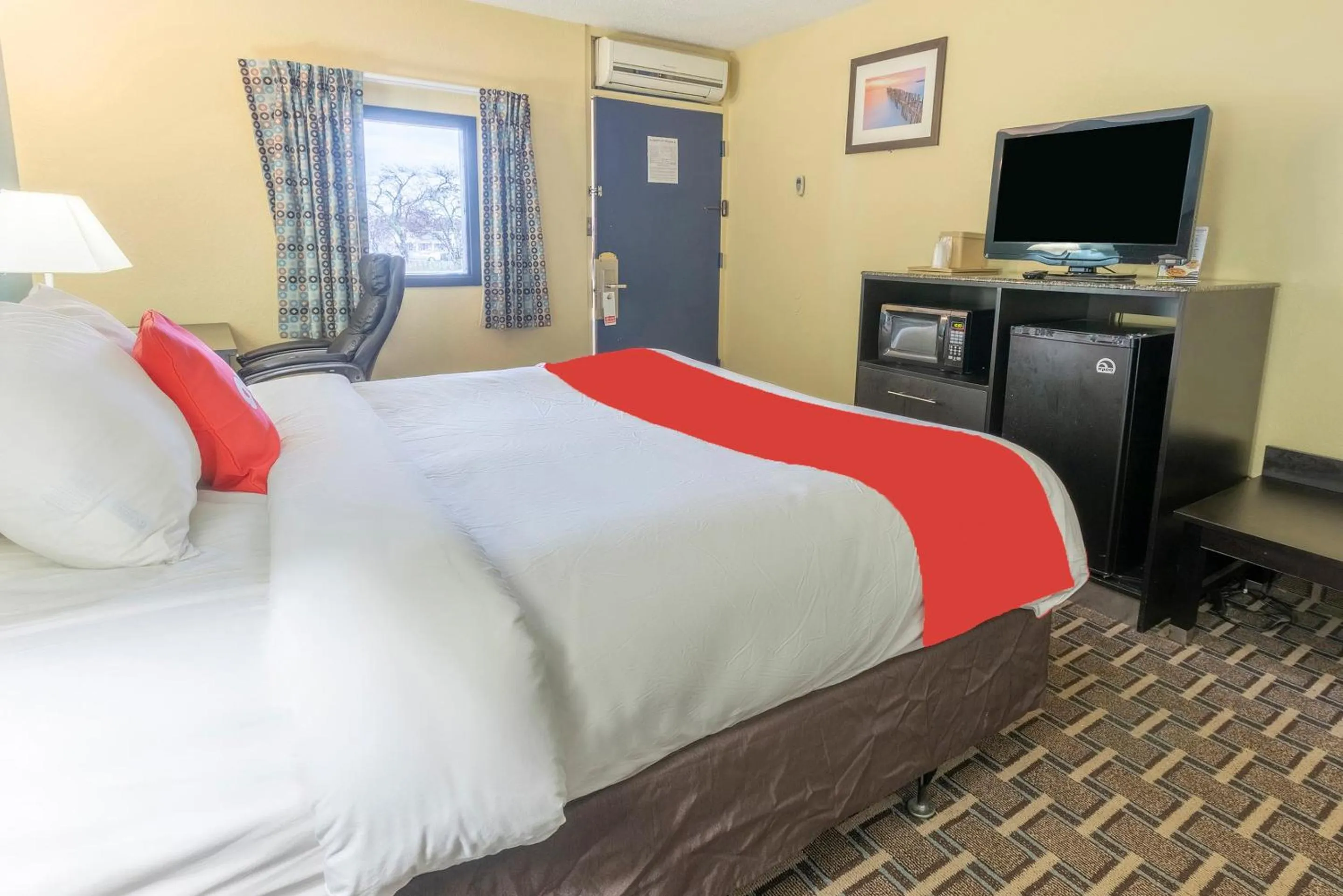 Bedroom, Bed in OYO Hotel Knoxville TN Cedar Bluff I-40