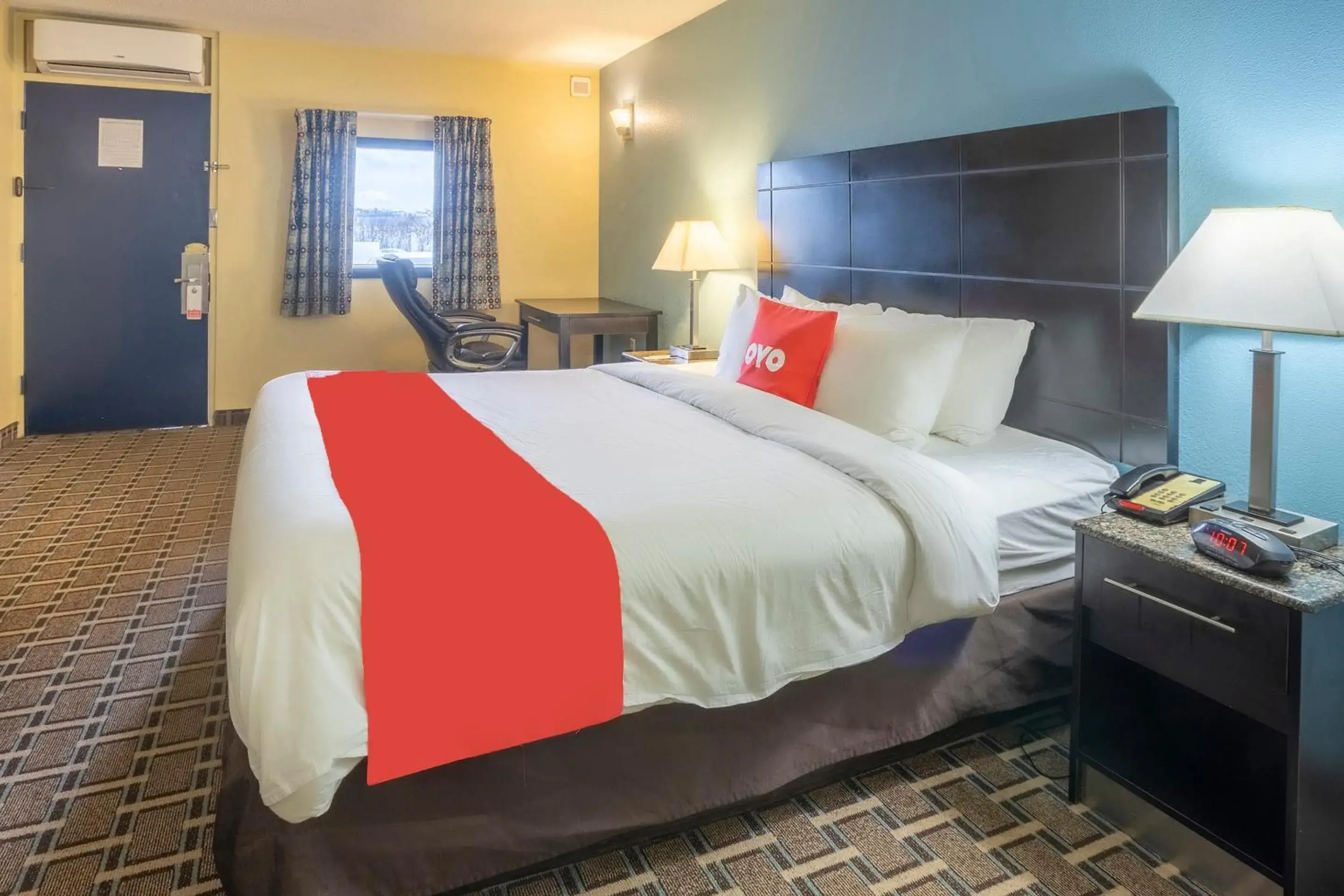 King Room in OYO Hotel Knoxville TN Cedar Bluff I-40 King Room in OYO Hotel Knoxville TN Cedar Bluff I-40