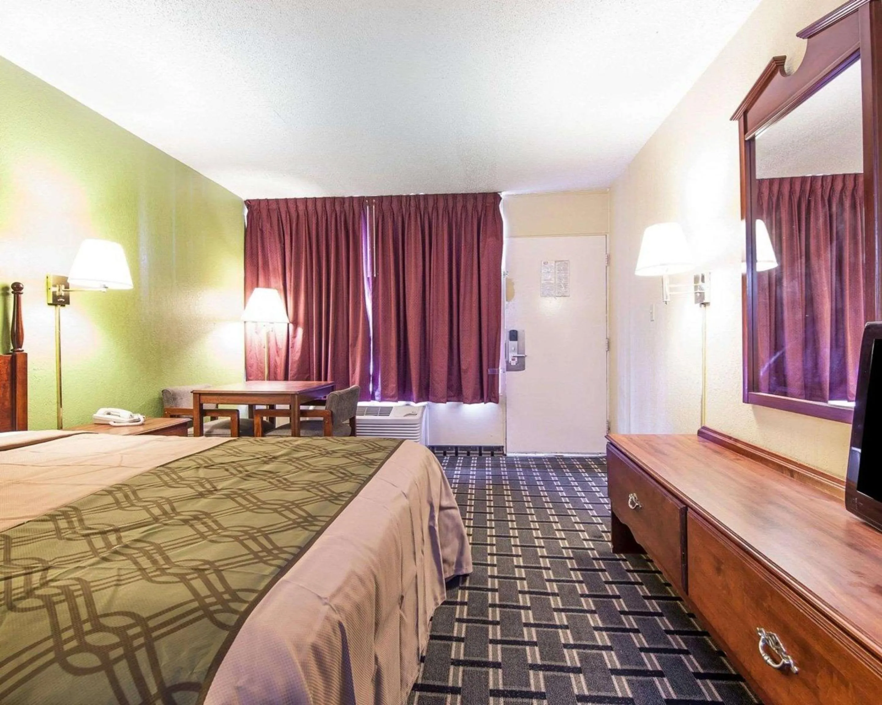 Photo of the whole room in Econo Lodge Cleveland