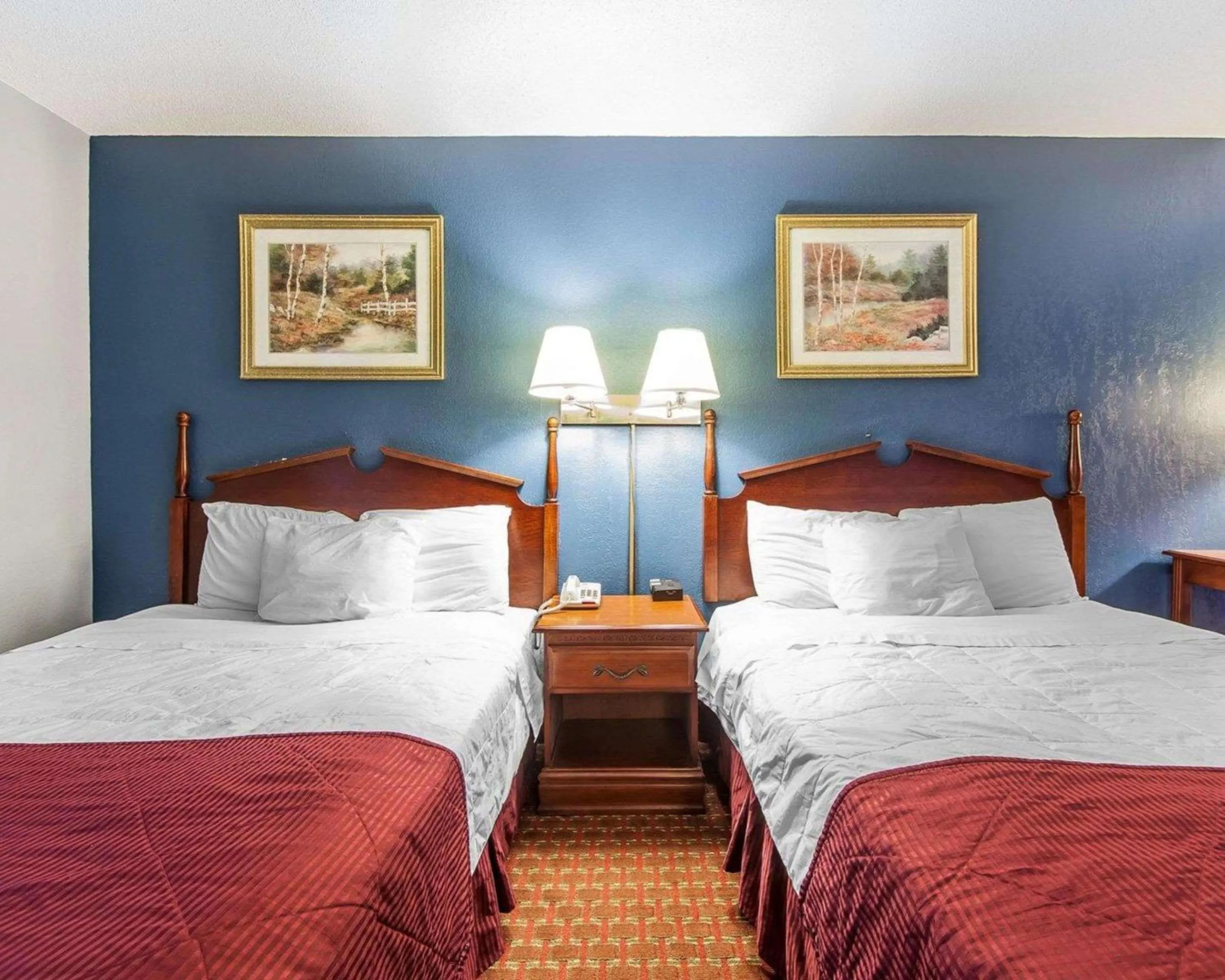 Photo of the whole room in Econo Lodge Cleveland