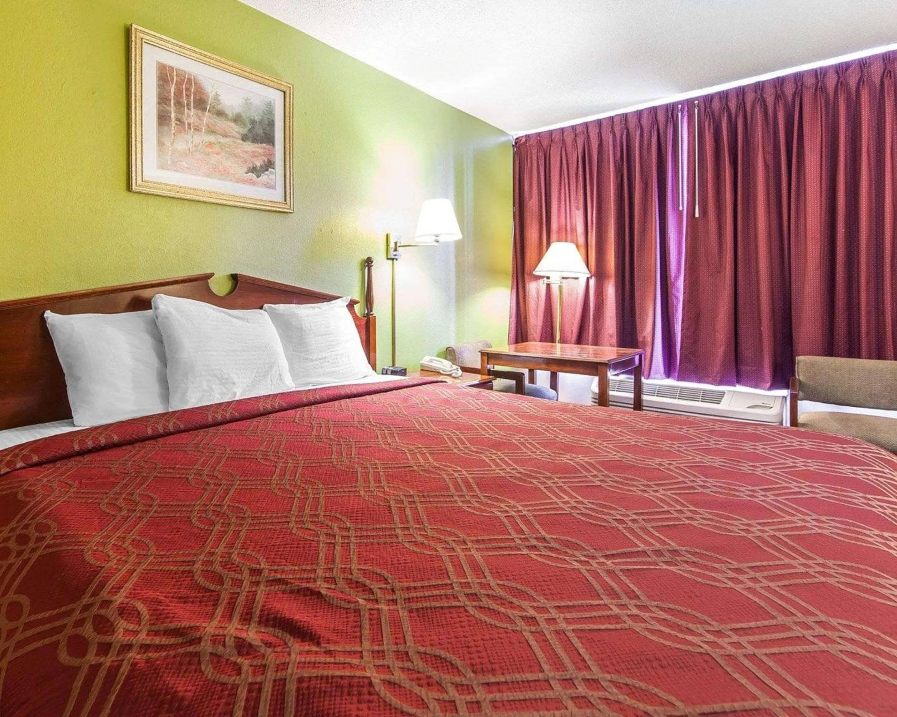 Photo of the whole room in Econo Lodge Cleveland