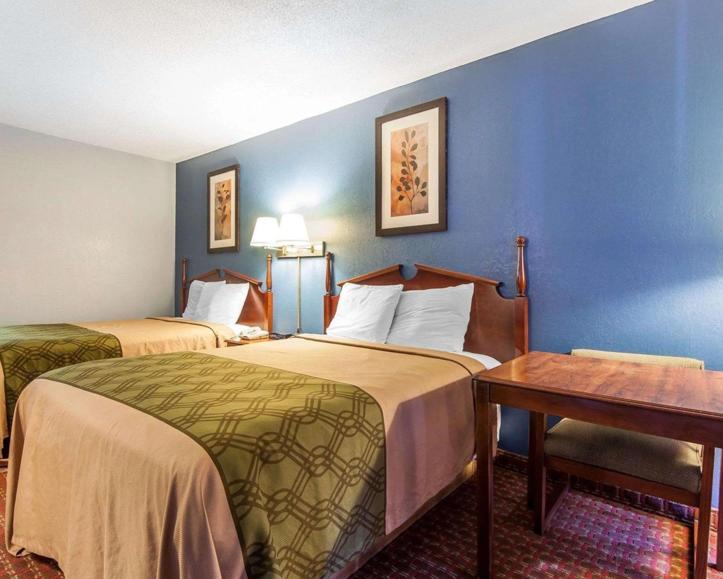 Photo of the whole room in Econo Lodge Cleveland