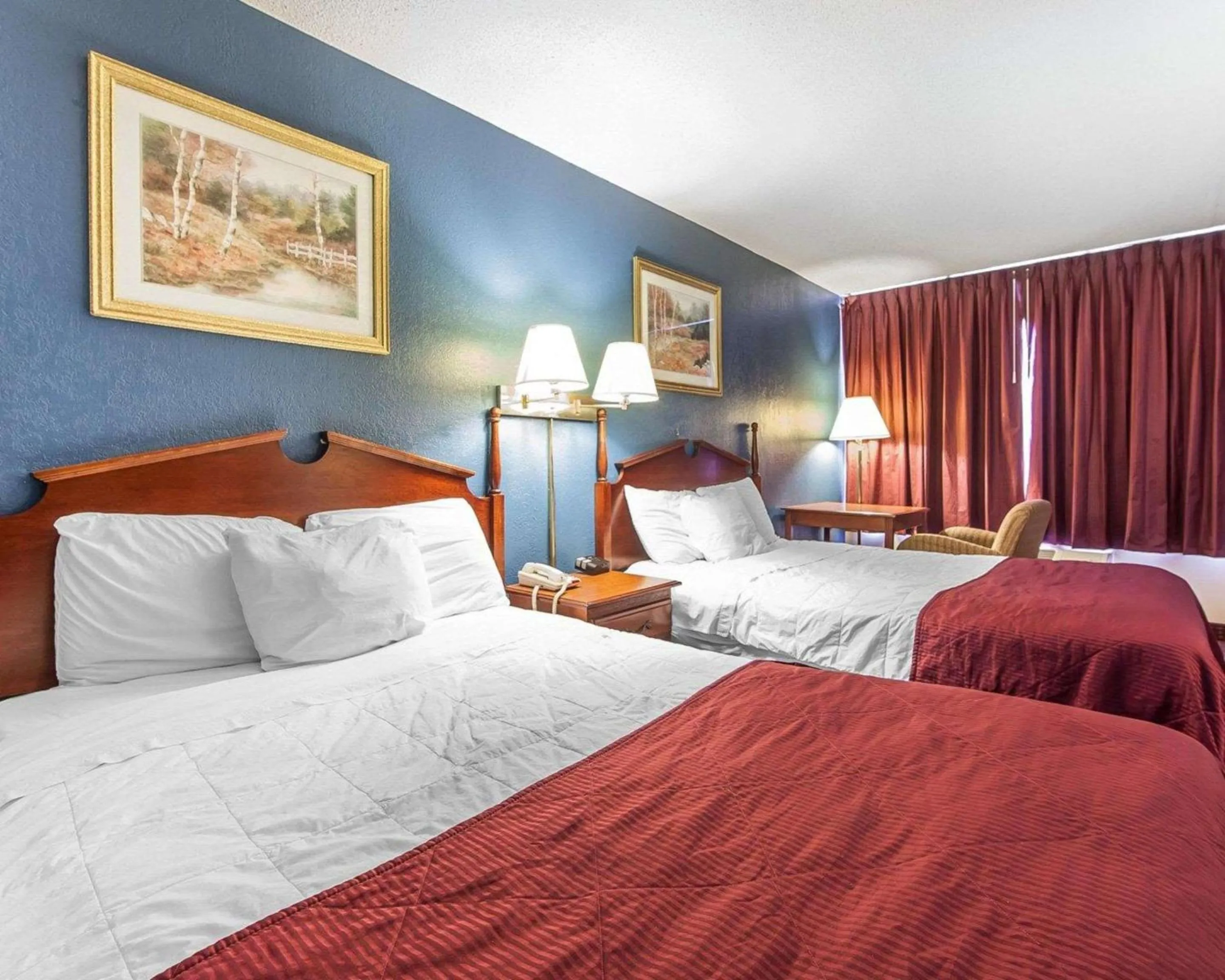 Photo of the whole room in Econo Lodge Cleveland