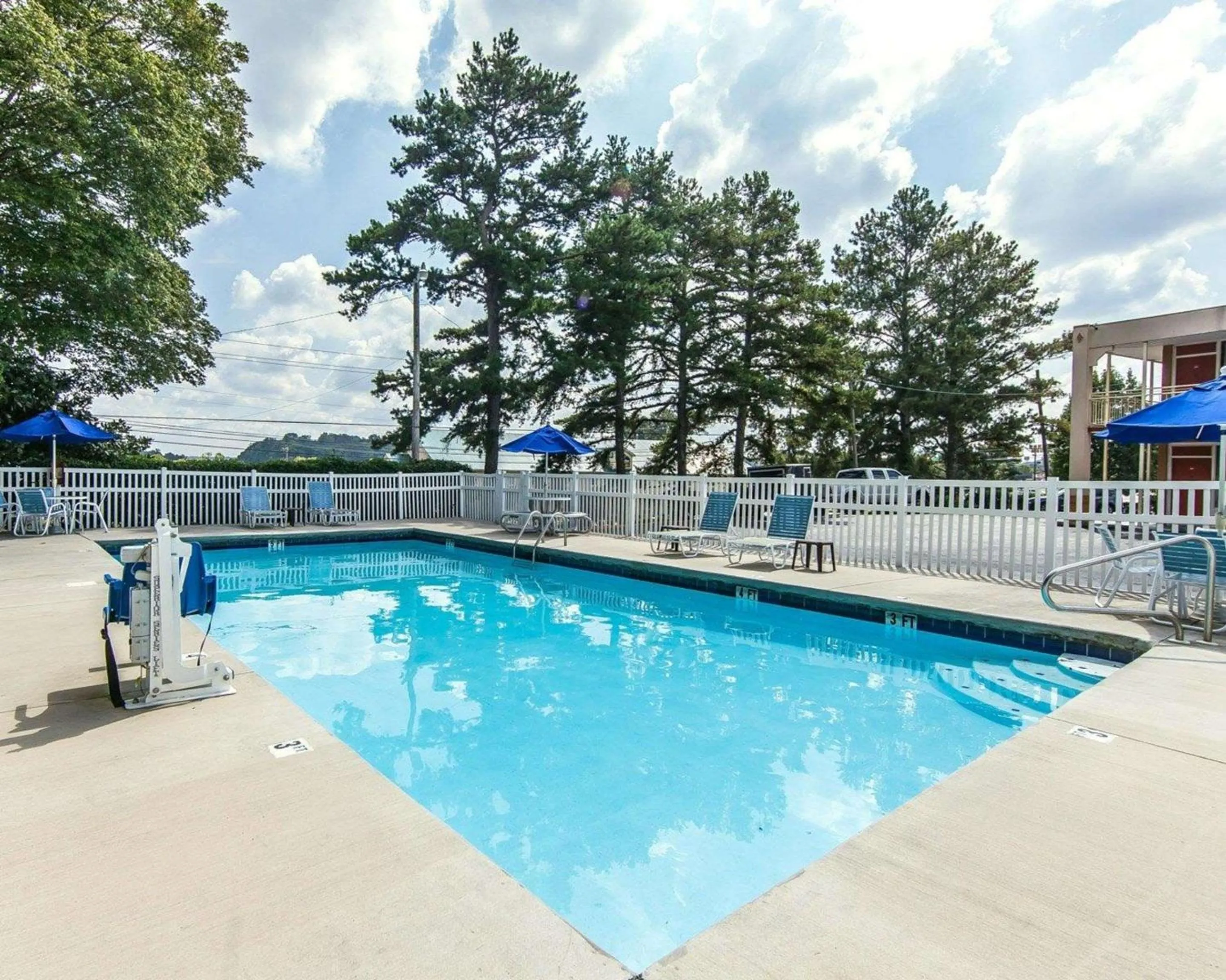 On site, Swimming Pool in Econo Lodge Cleveland