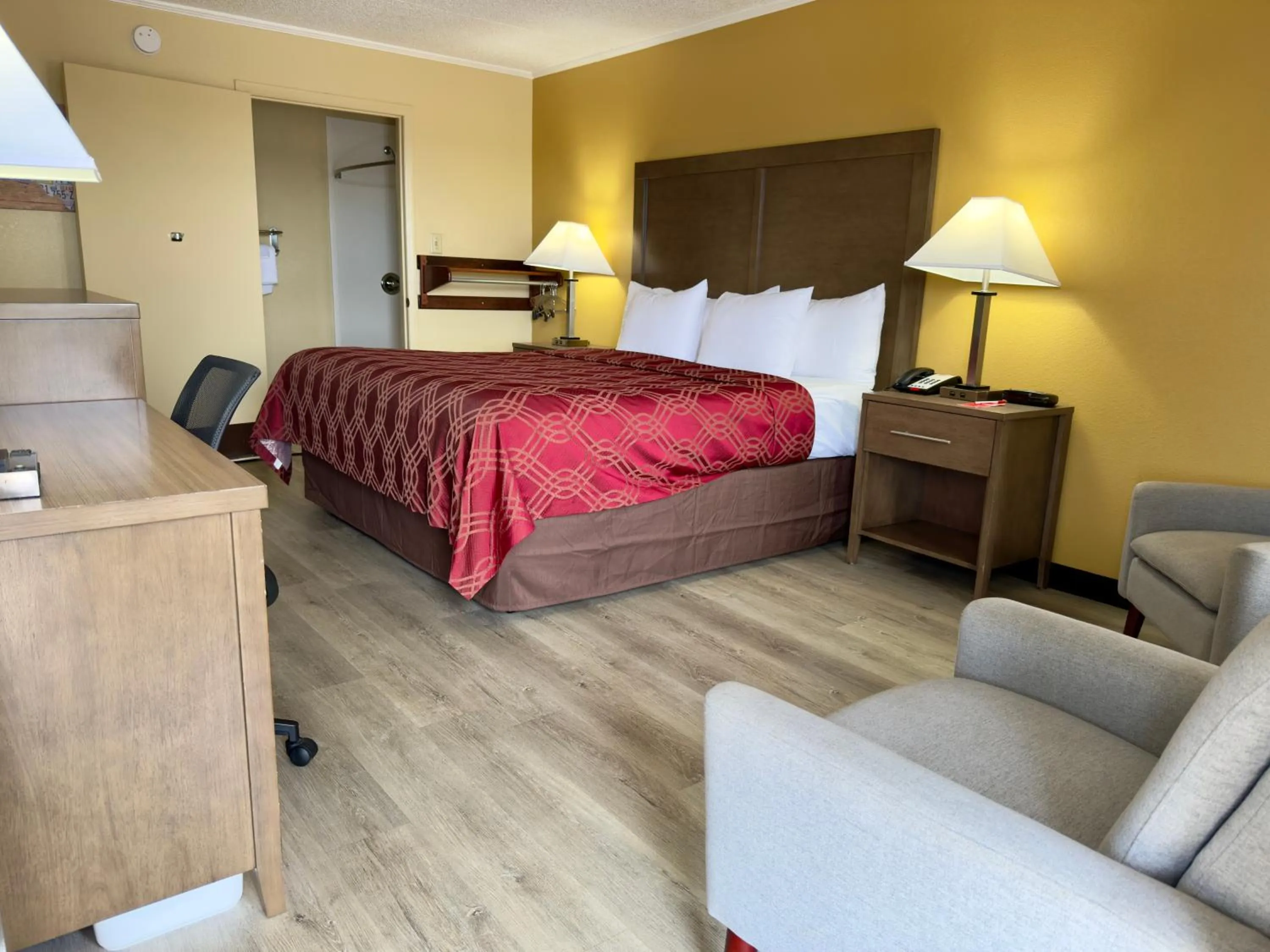 Bedroom, Bed in Econo Lodge