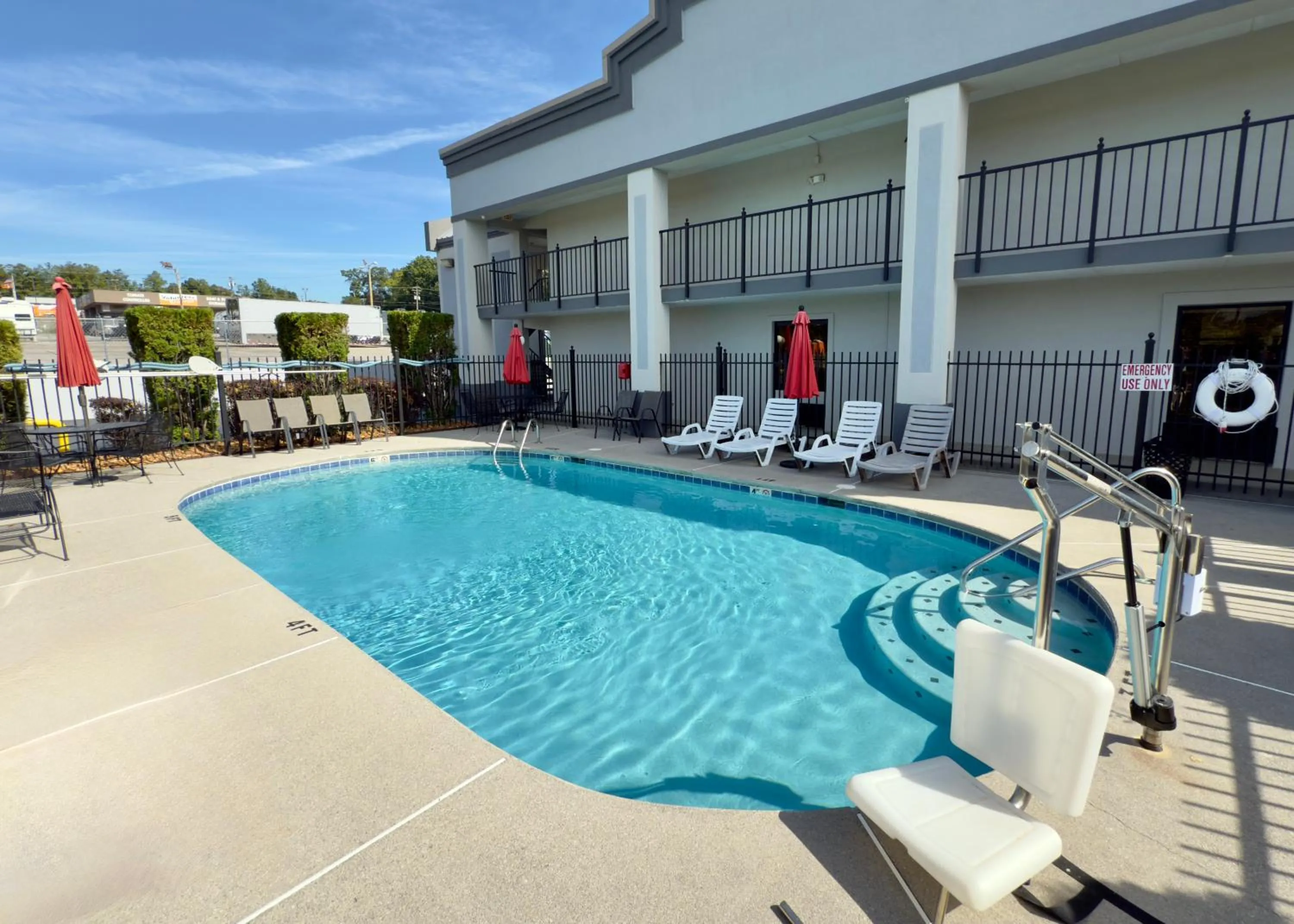 Swimming pool in Econo Lodge