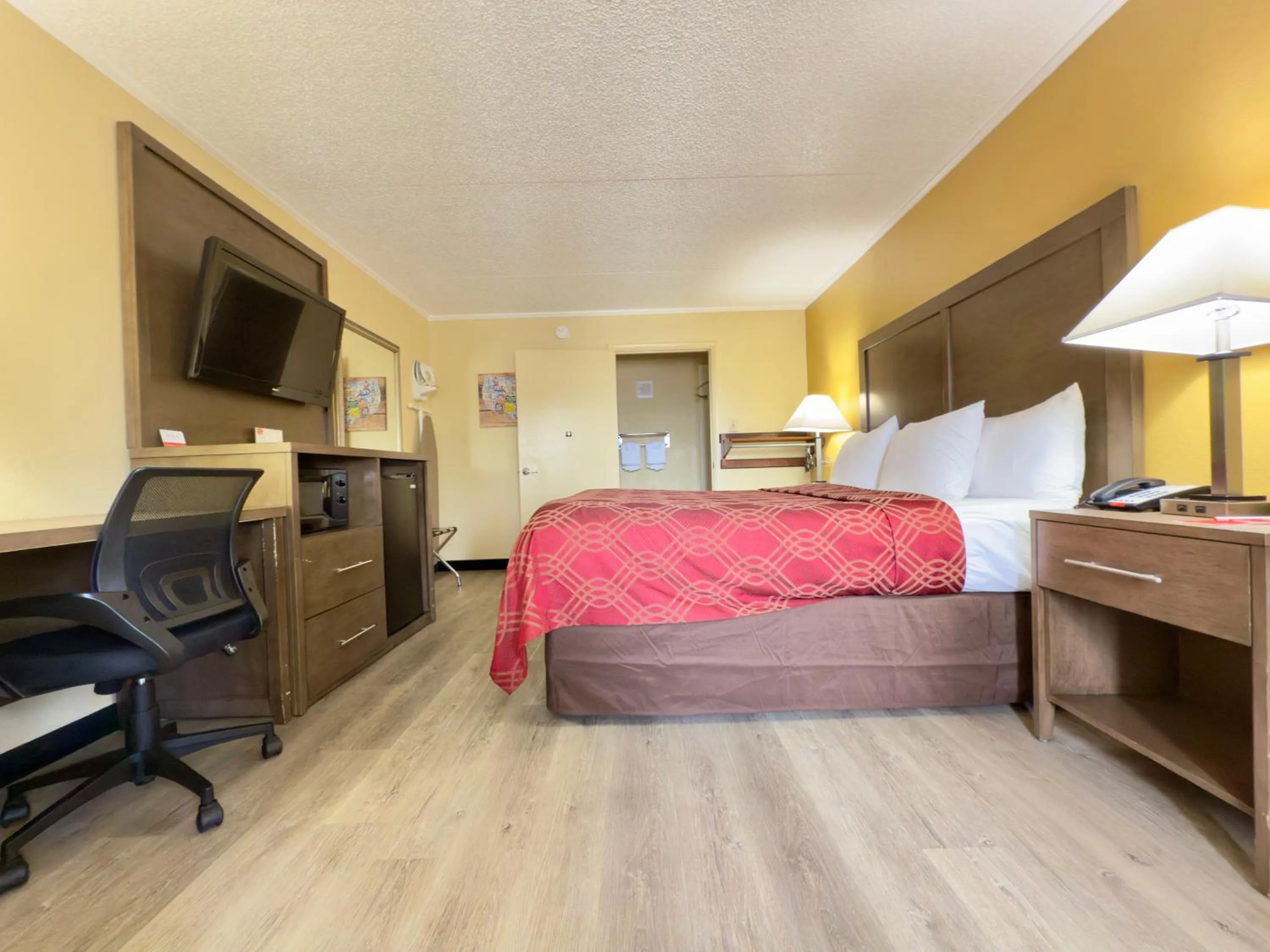 Bedroom, Bed in Econo Lodge