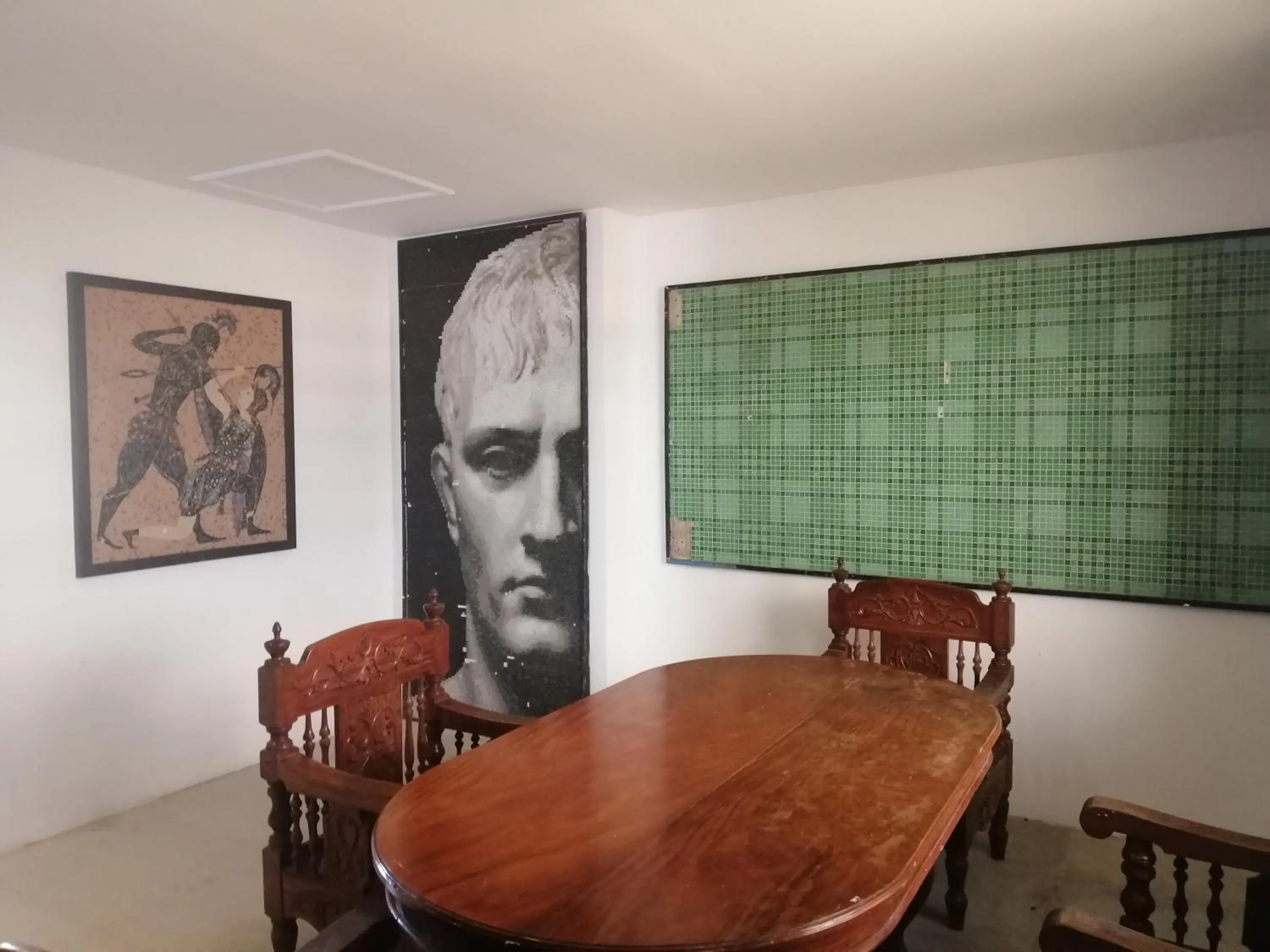 Communal lounge/ TV room in Hotel Rupert A Baler