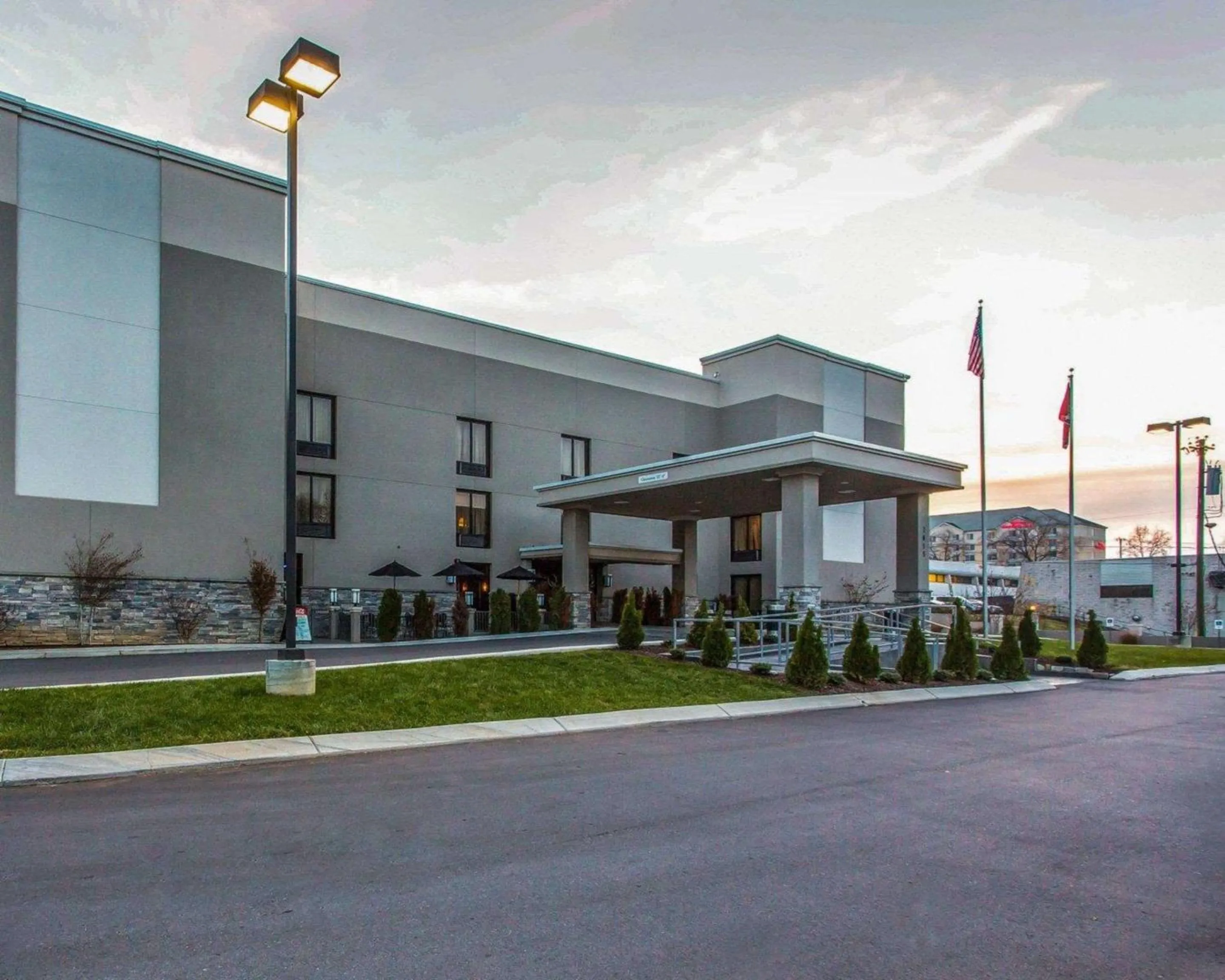 Property building in Quality Suites Nashville Airport