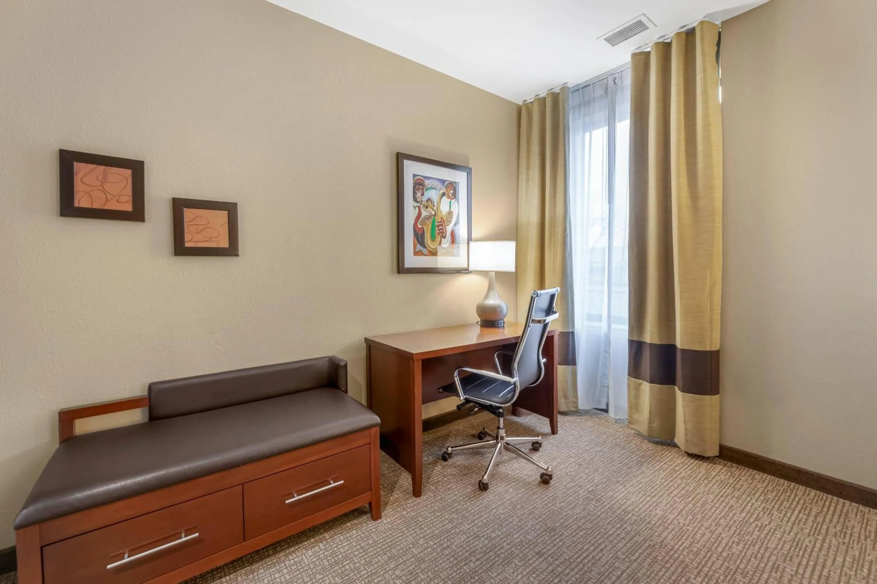 Bedroom in Comfort Inn Memphis Downtown