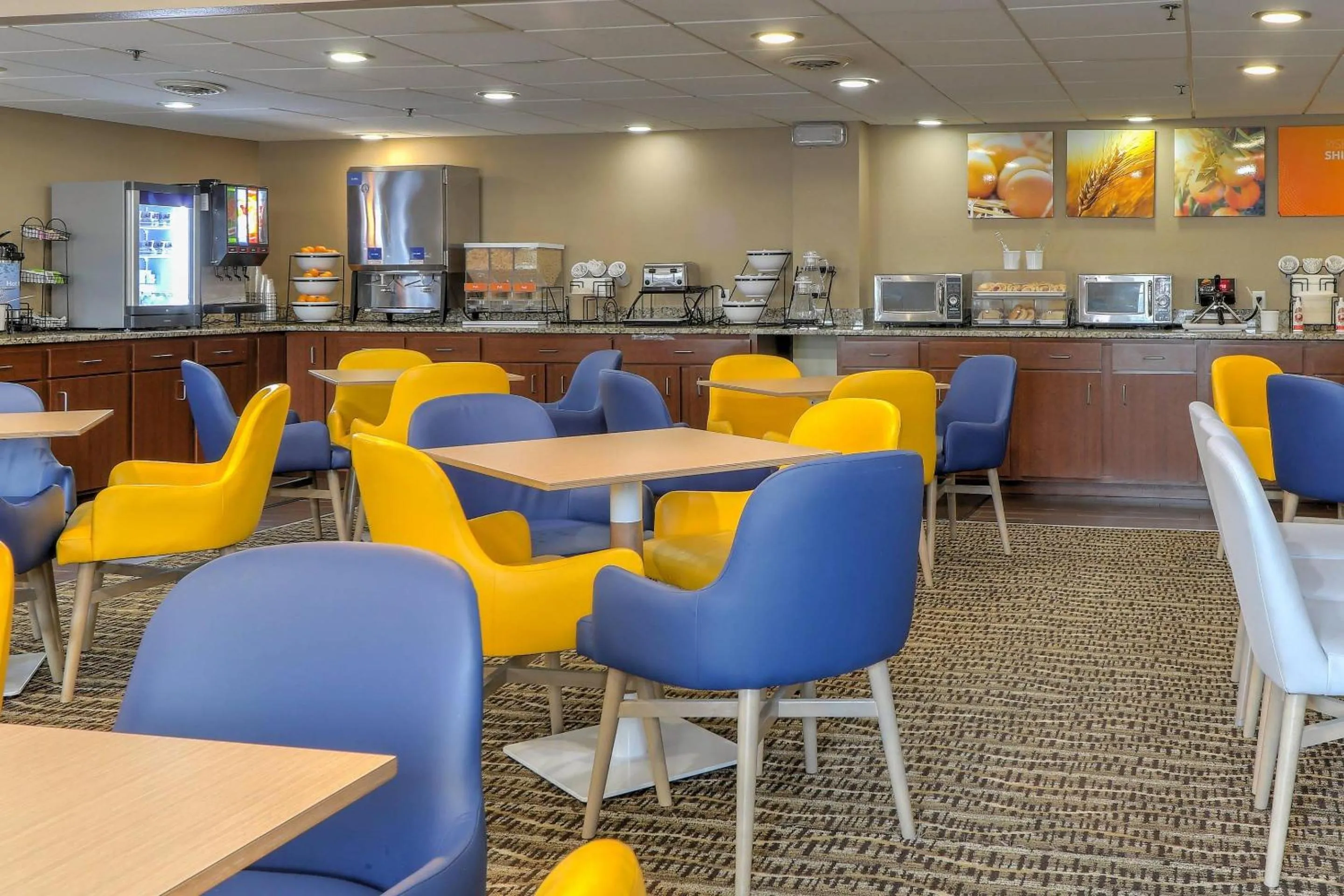 Breakfast in Comfort Inn & Suites at Dollywood Lane