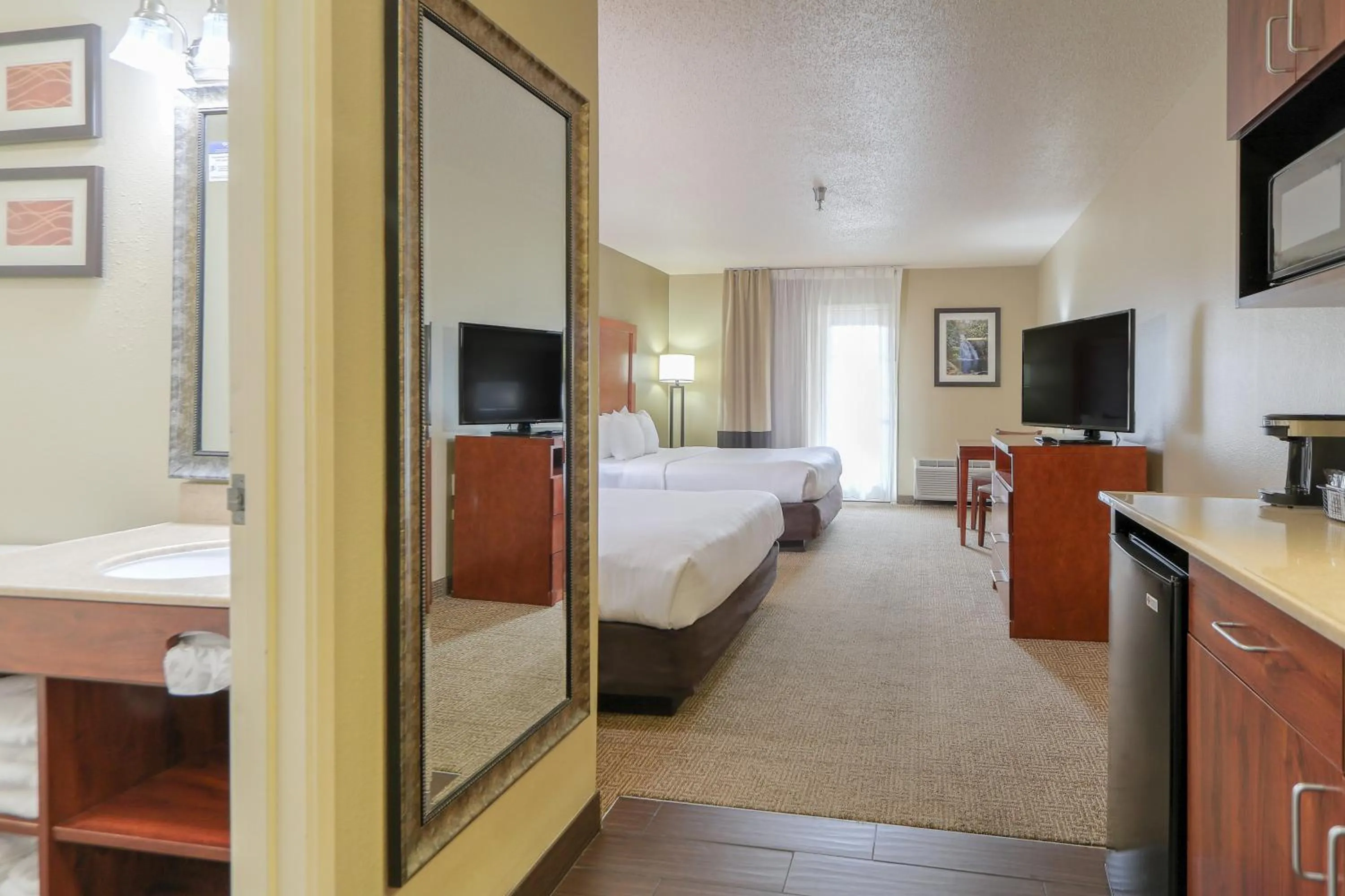 Photo of the whole room, Bed in Comfort Inn & Suites at Dollywood Lane